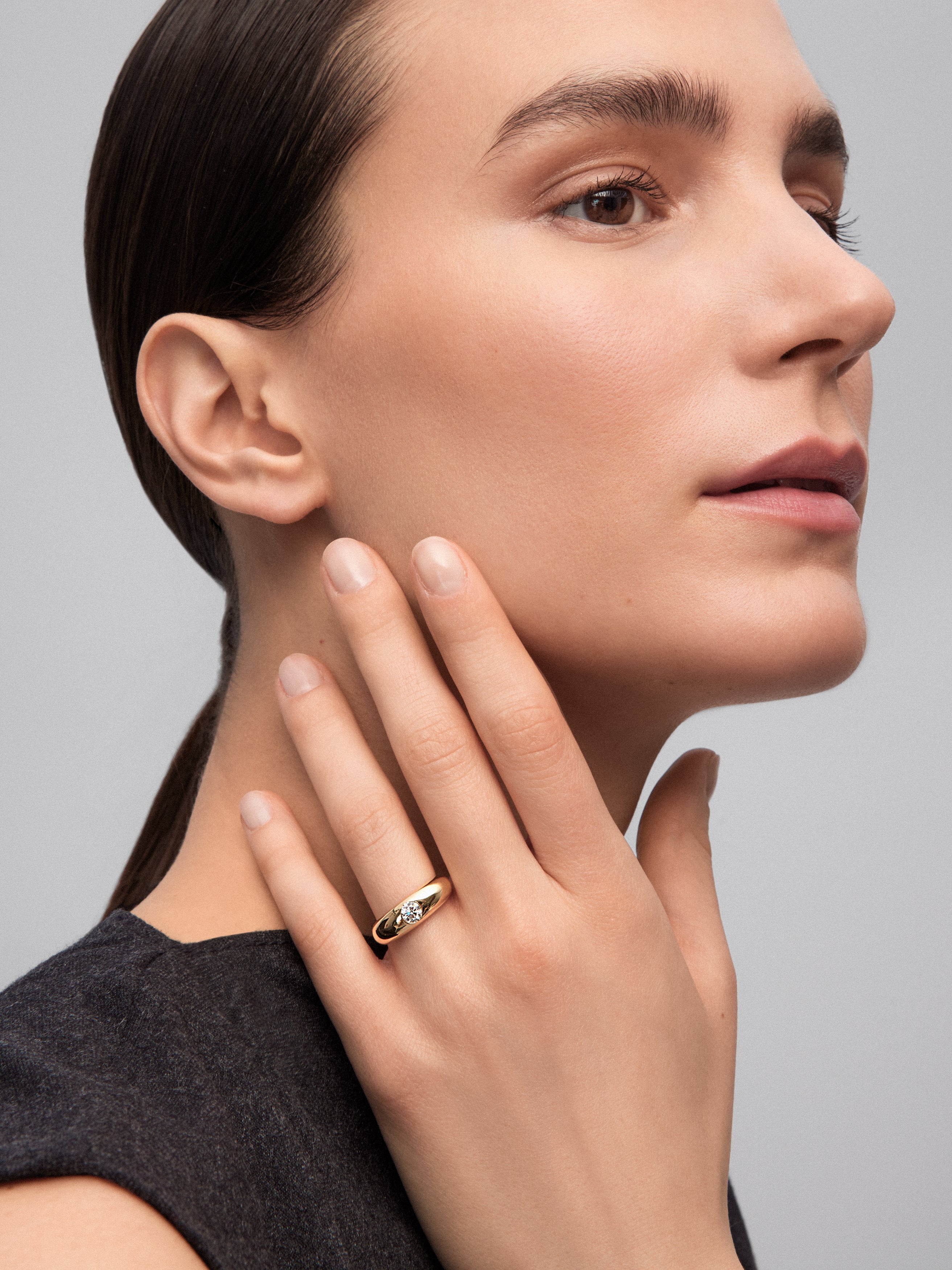 Anillo de oro amarillo de 18K con diamante en talla brillante de 0,4 cts