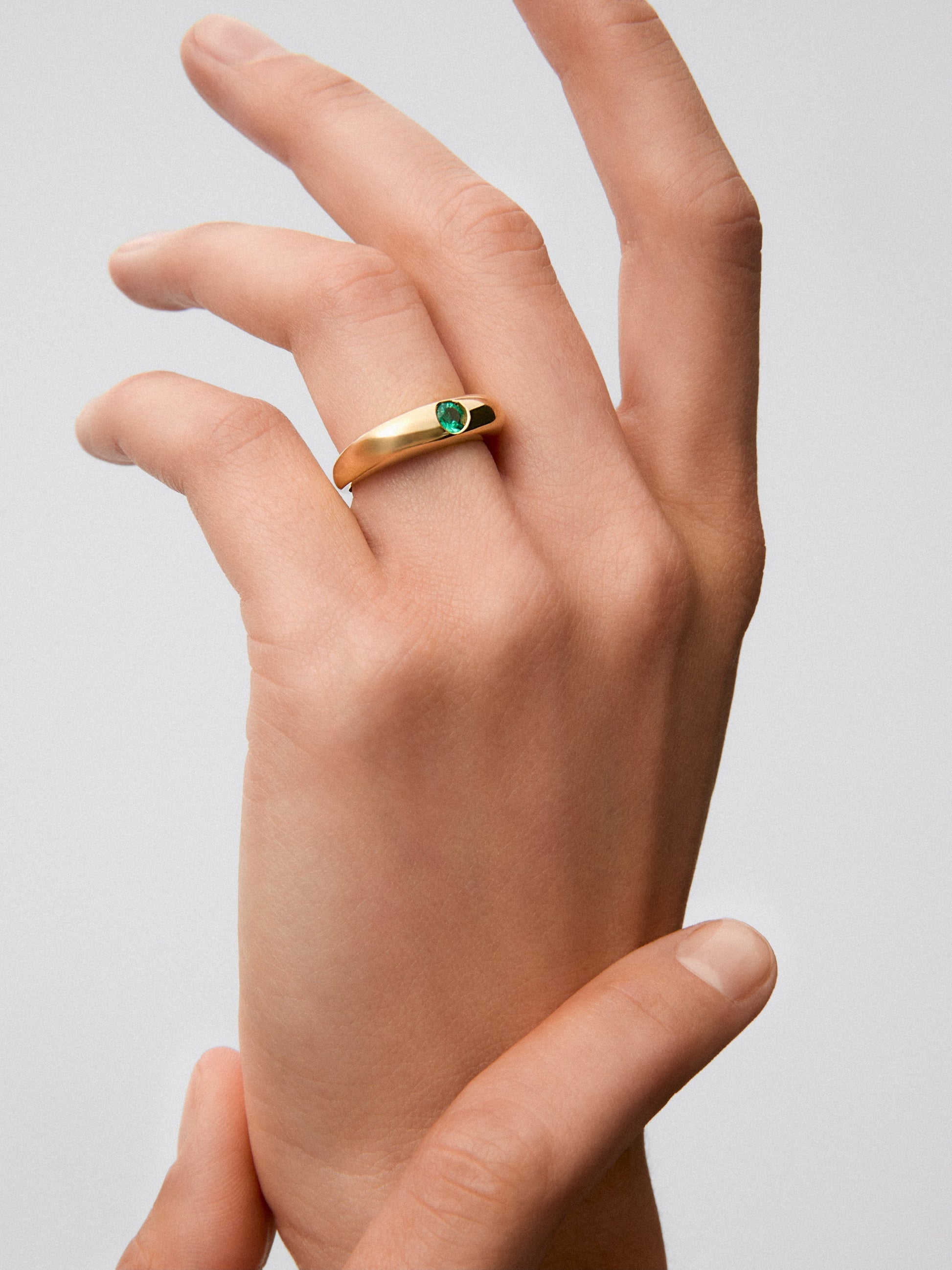 Anillo de oro amarillo de 18K con esmeralda en talla brillante de 0,25 cts