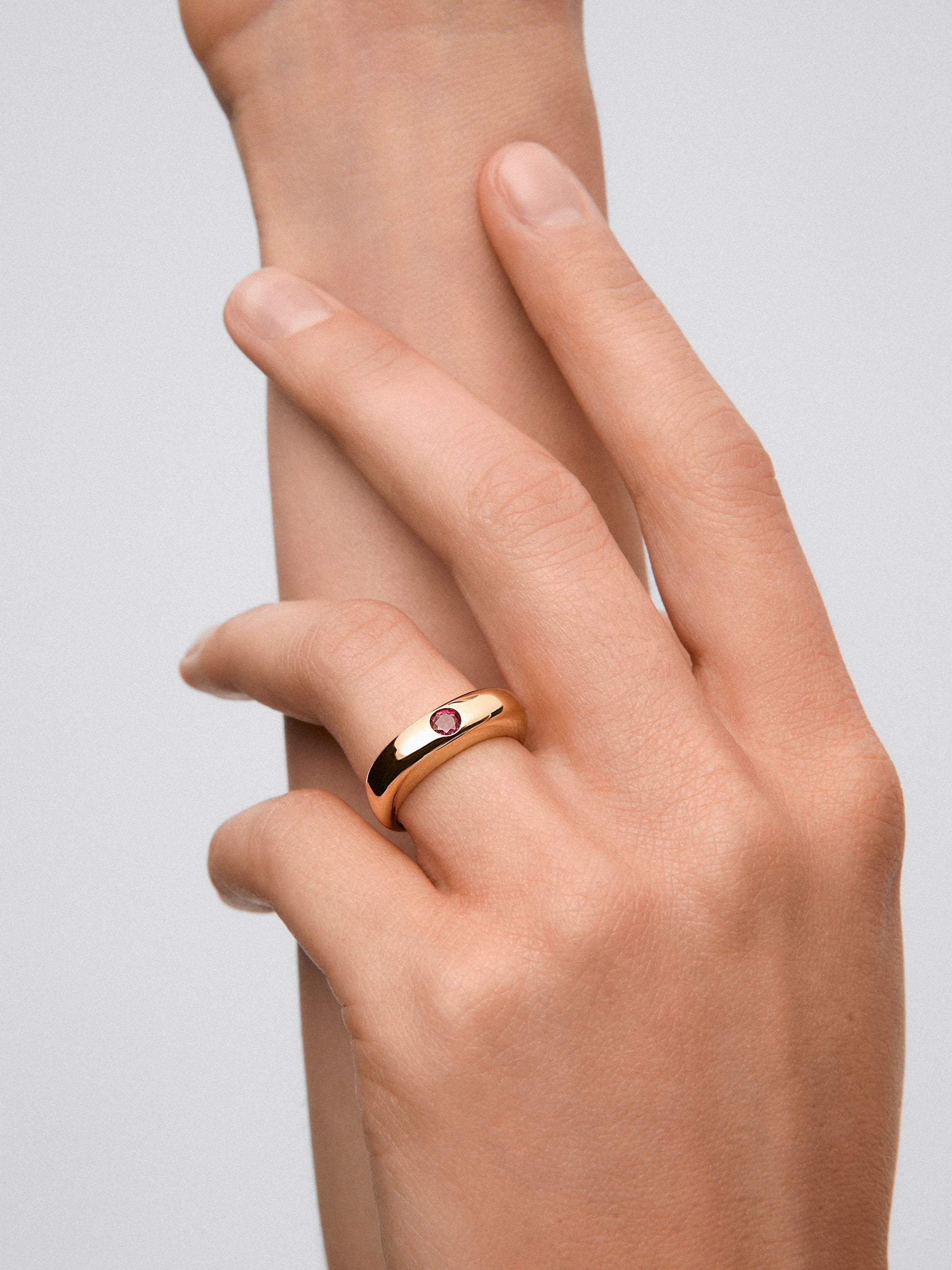 Anillo de oro amarillo de 18K con rubí en talla brillante de 0,32 cts