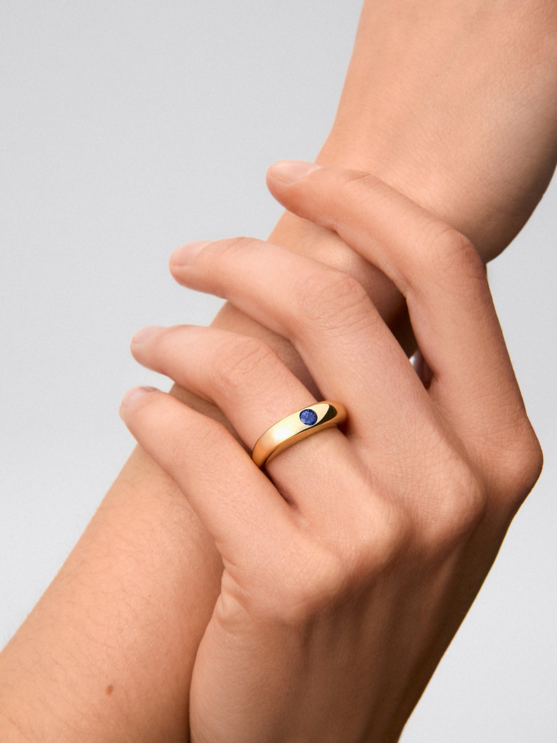 Anillo de oro amarillo de 18K con zafiro azul en talla brillante de 0,29 cts