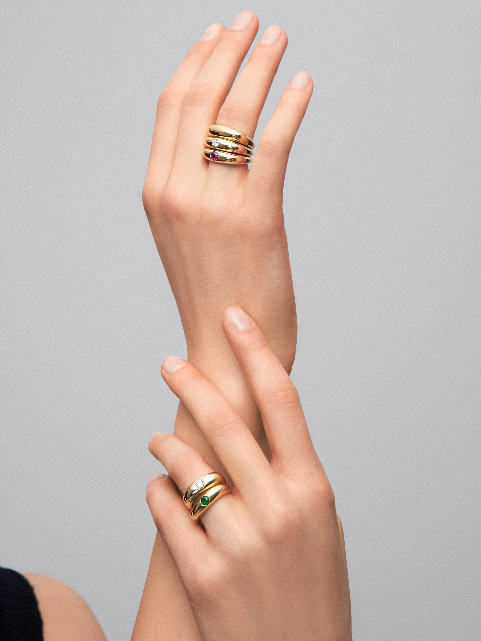 Anillo de oro amarillo de 18K con zafiro azul en talla brillante de 0,29 cts