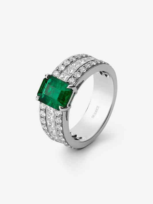 18K white gold ring with a central octagonal-cut emerald and diamonds
