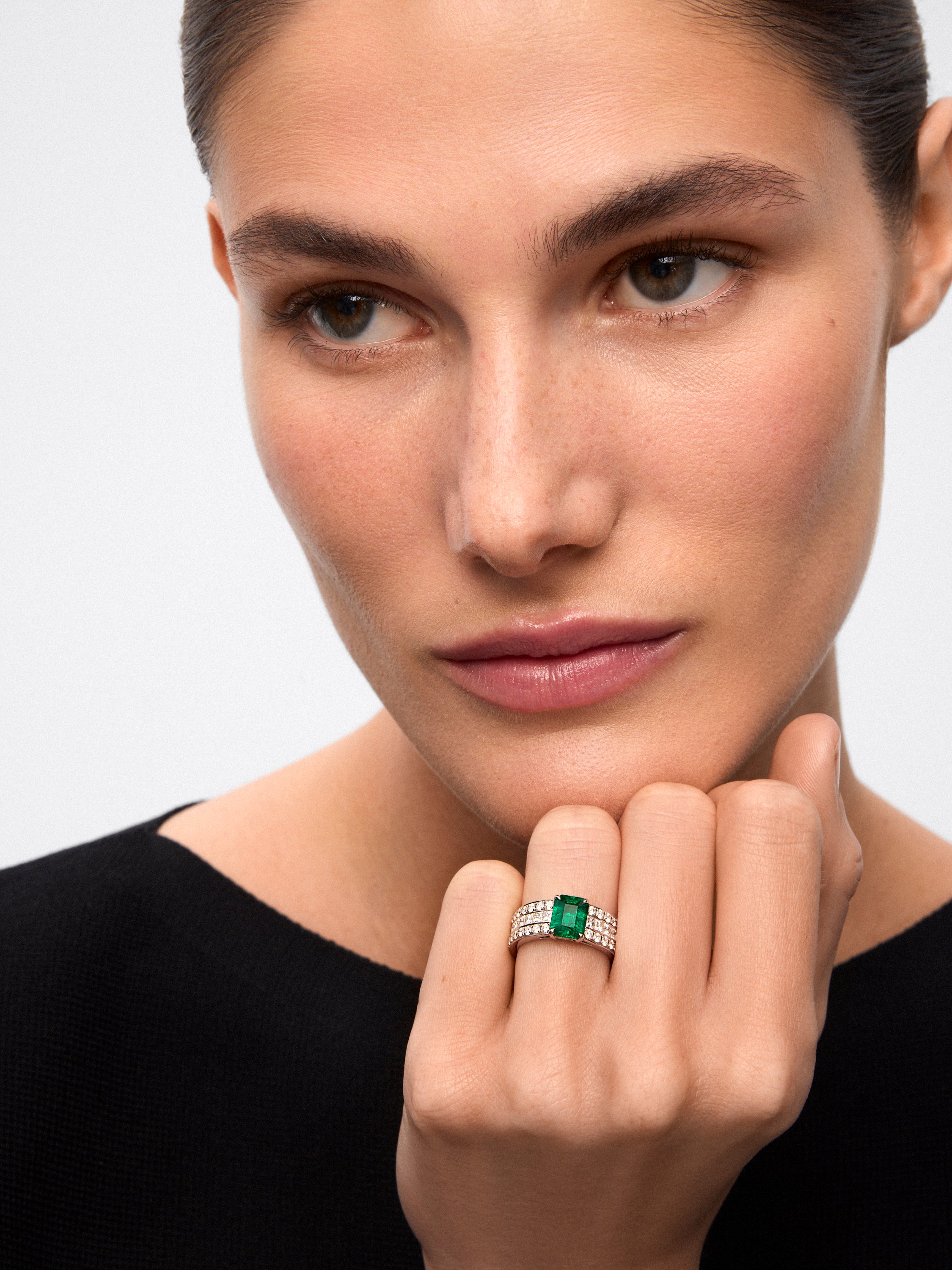Anillo de oro blanco de 18K con esmeralda en talla octogonal de 3,07 cts, 32 diamantes en talla brillante con un total de 0,72 cts y 18 en talla princesa con un total de 0,78 cts