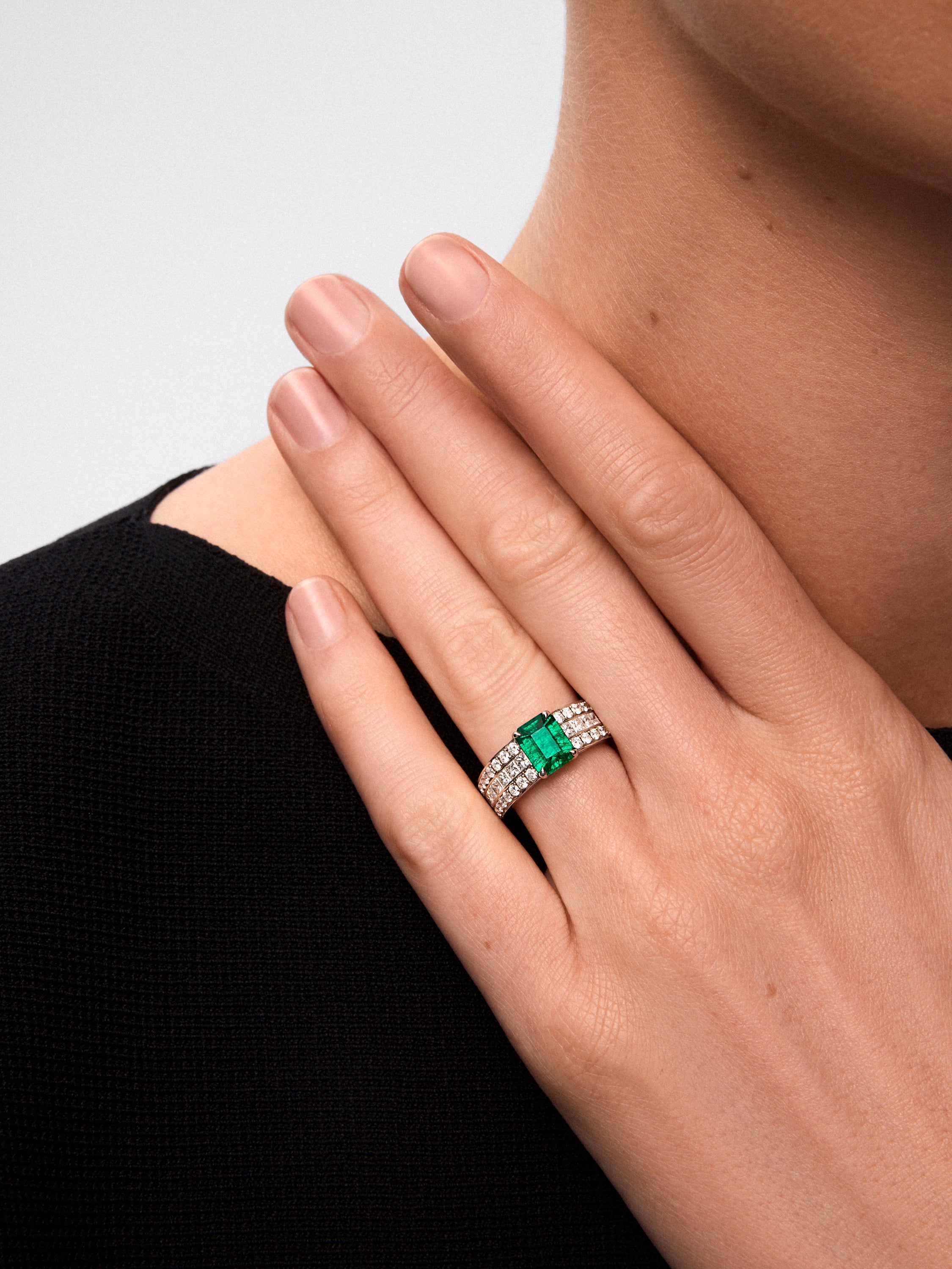 Anillo de oro blanco de 18K con esmeralda en talla octogonal de 3,07 cts, 32 diamantes en talla brillante con un total de 0,72 cts y 18 en talla princesa con un total de 0,78 cts