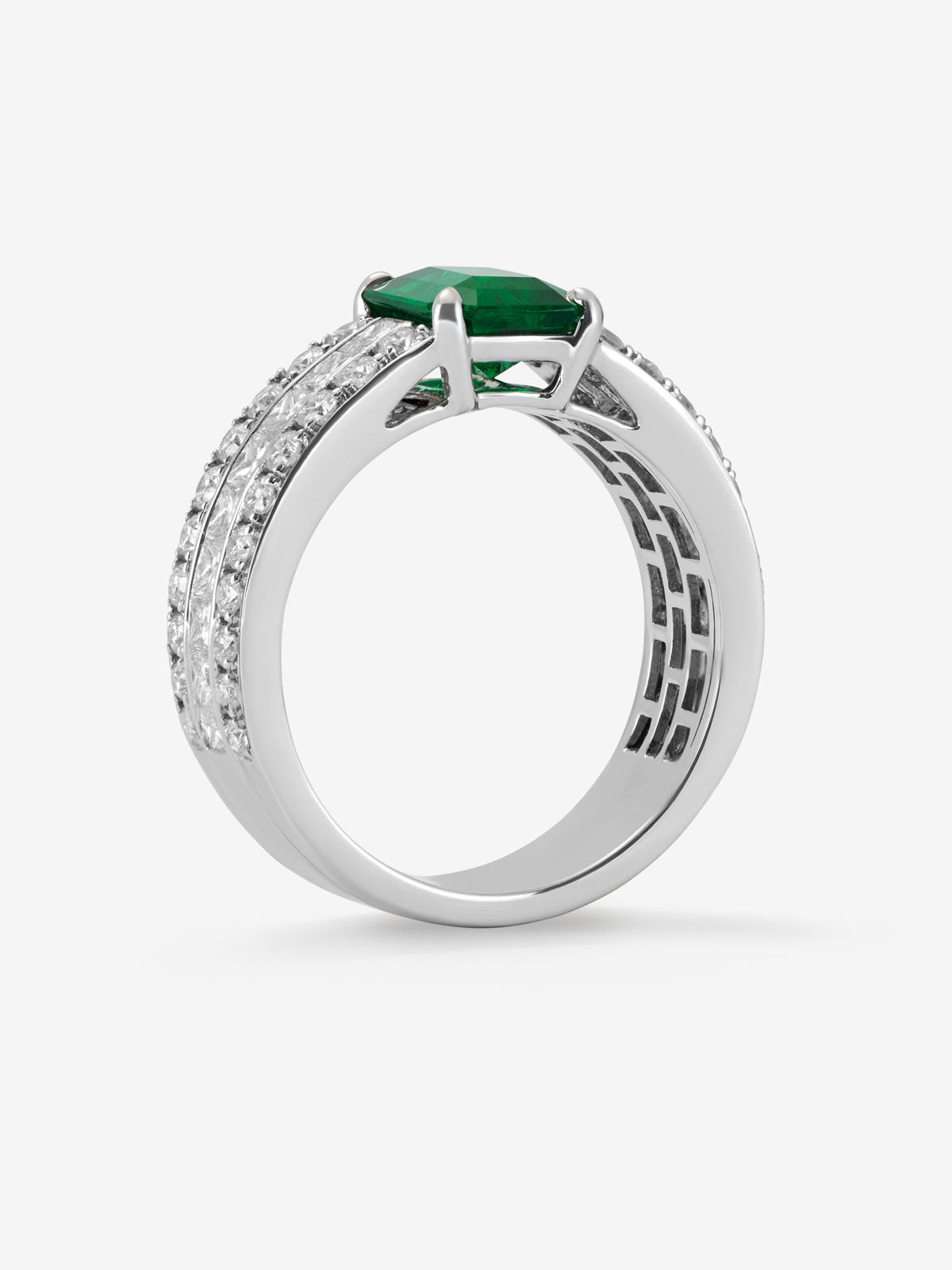 Anillo  de oro blanco de 18K con esmeralda central en talla octogonal  y diamantes
