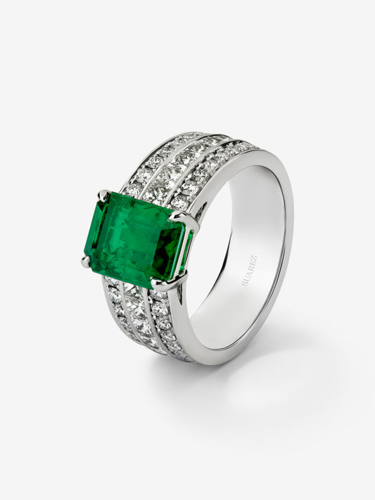 18K white gold ring with octagonal cut emerald of 2.522 cts, 44 brilliant cut diamonds with a total of 0.81 cts and 12 princess cut diamonds with a total of 0.76 cts