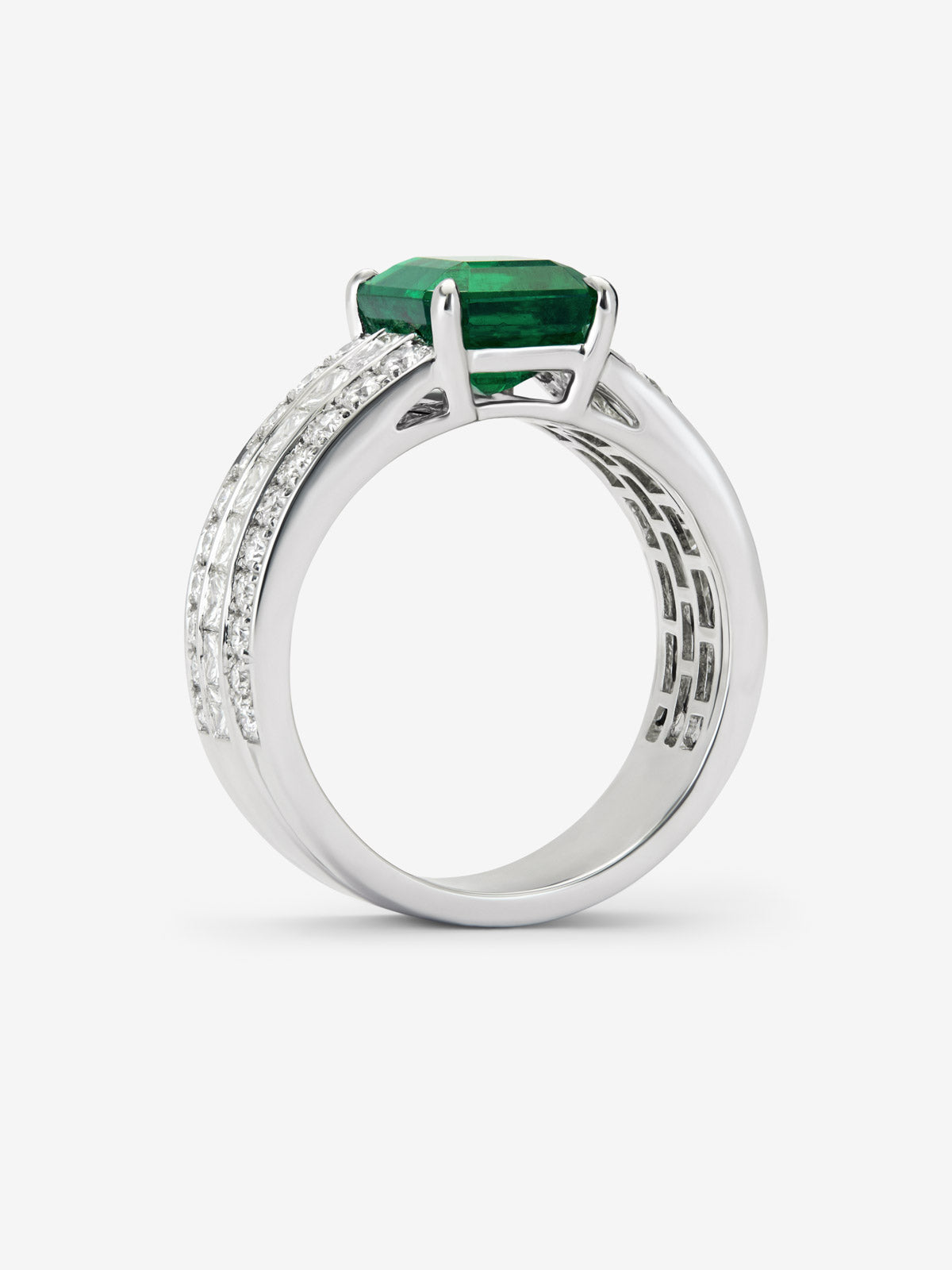 Anillo de oro blanco de 18K con esmeralda en talla octogonal de 3,07 cts, 32 diamantes en talla brillante con un total de 0,72 cts y 18 en talla princesa con un total de 0,78 cts