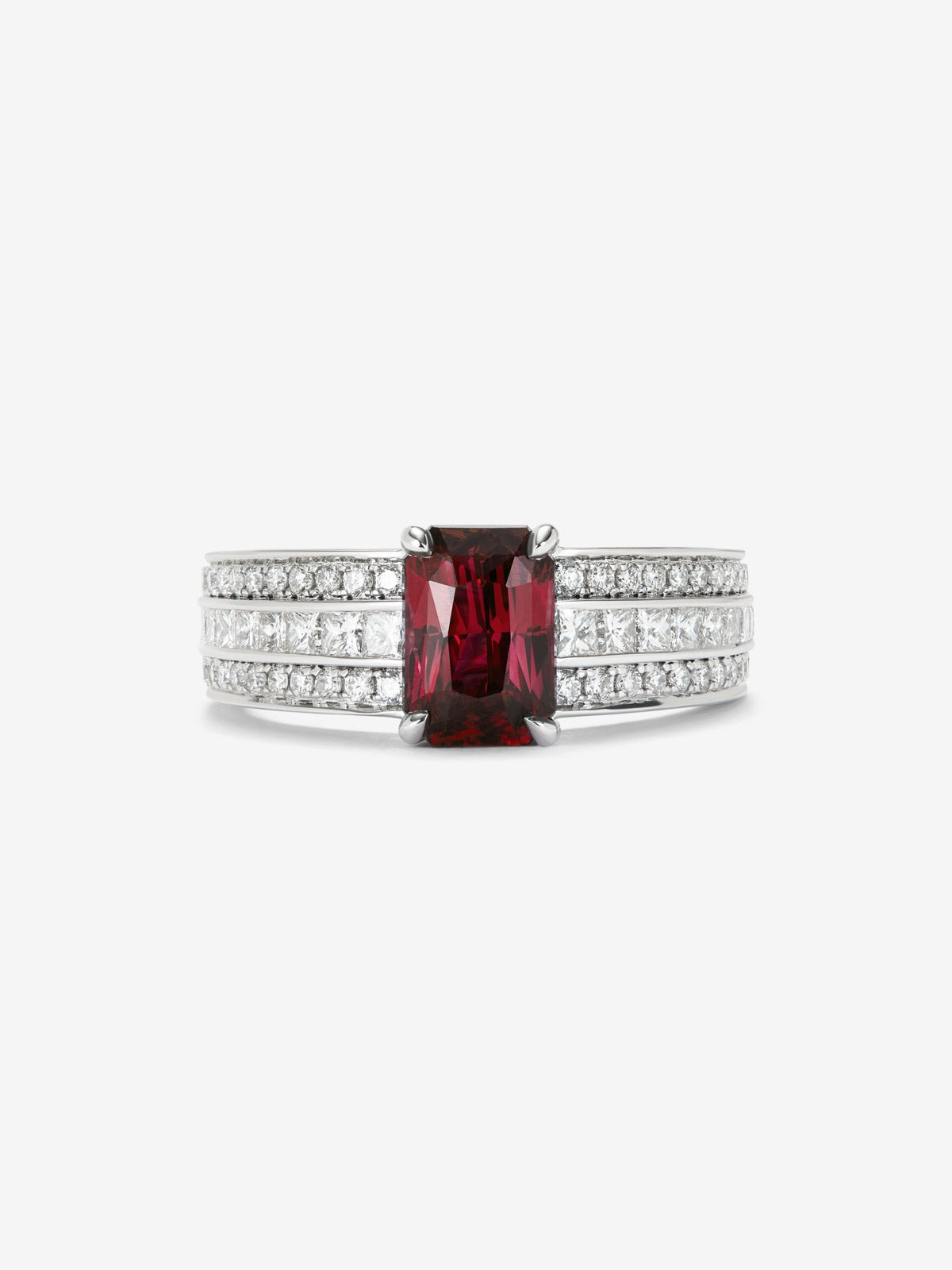 Anillo de oro blanco de 18K con rubí  y diamantes