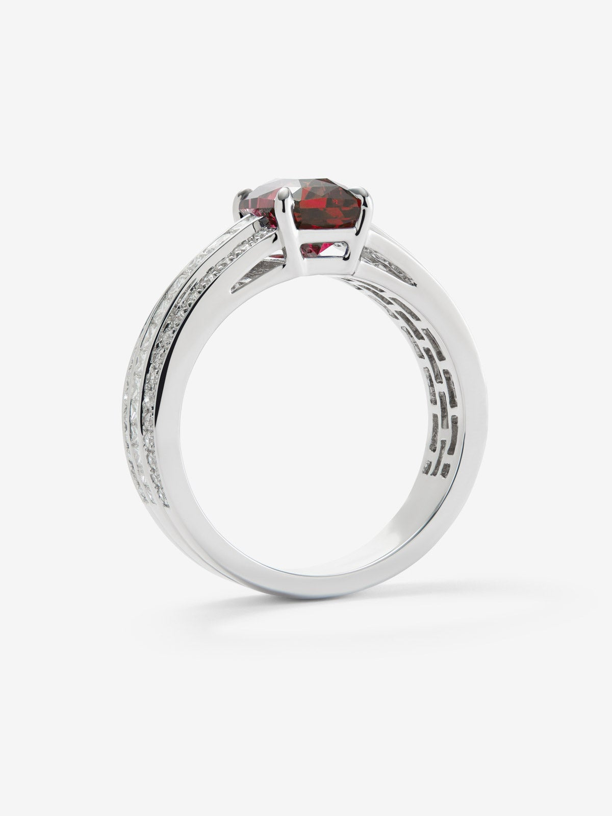 Anillo de oro blanco de 18K con rubí  y diamantes