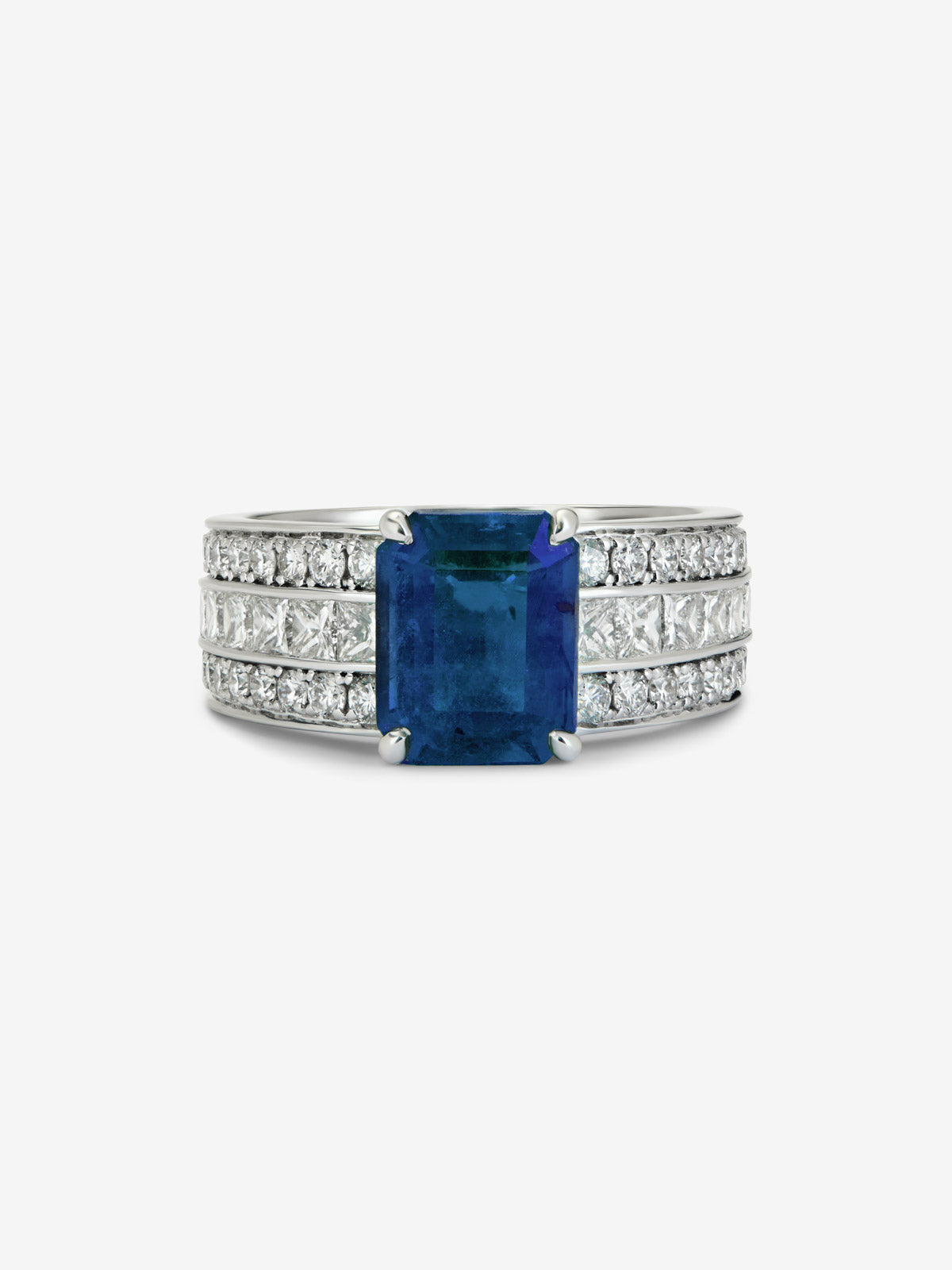 White gold ring with central sapphire and diamond arm