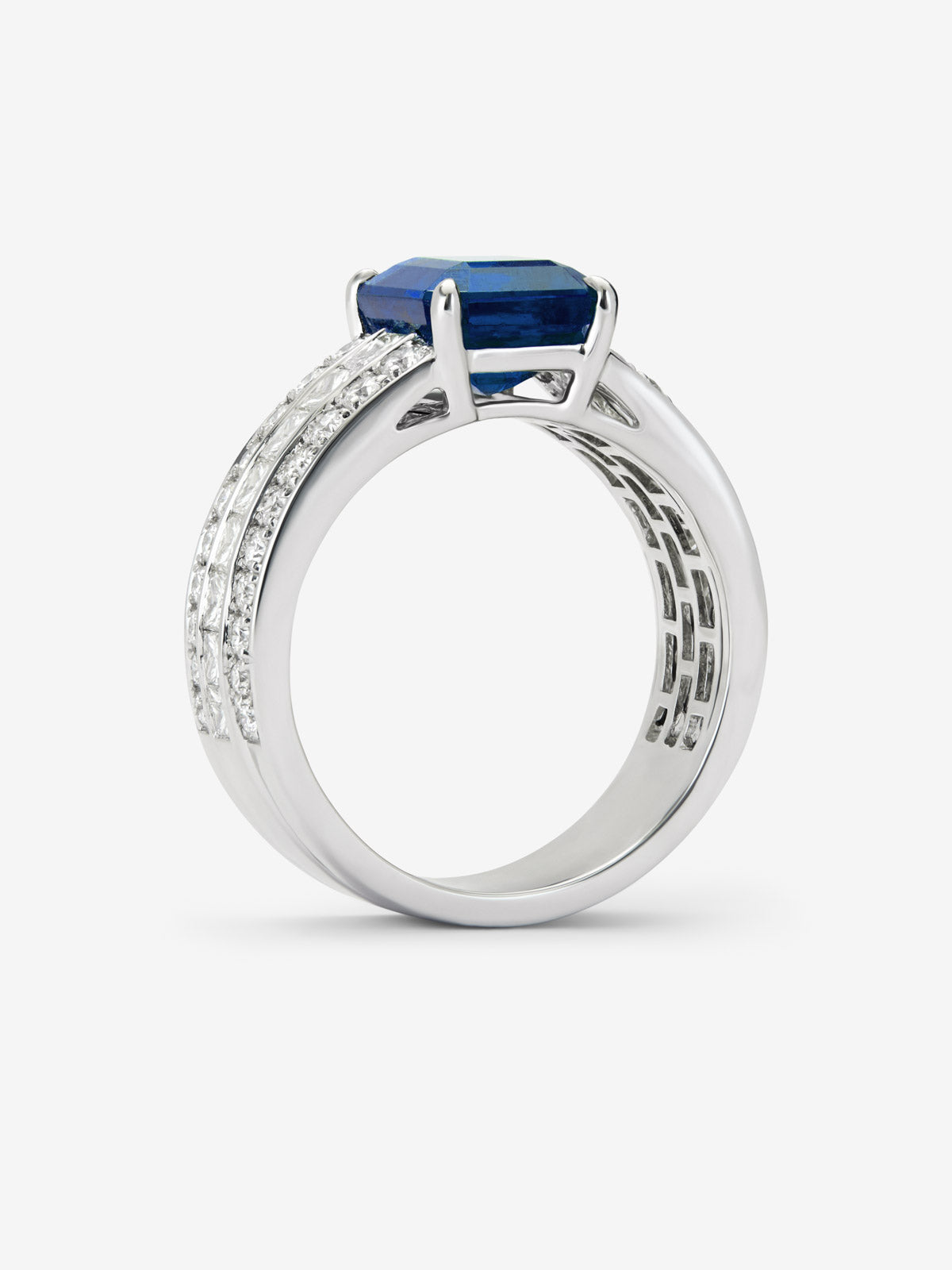 White gold ring with central sapphire and diamond arm
