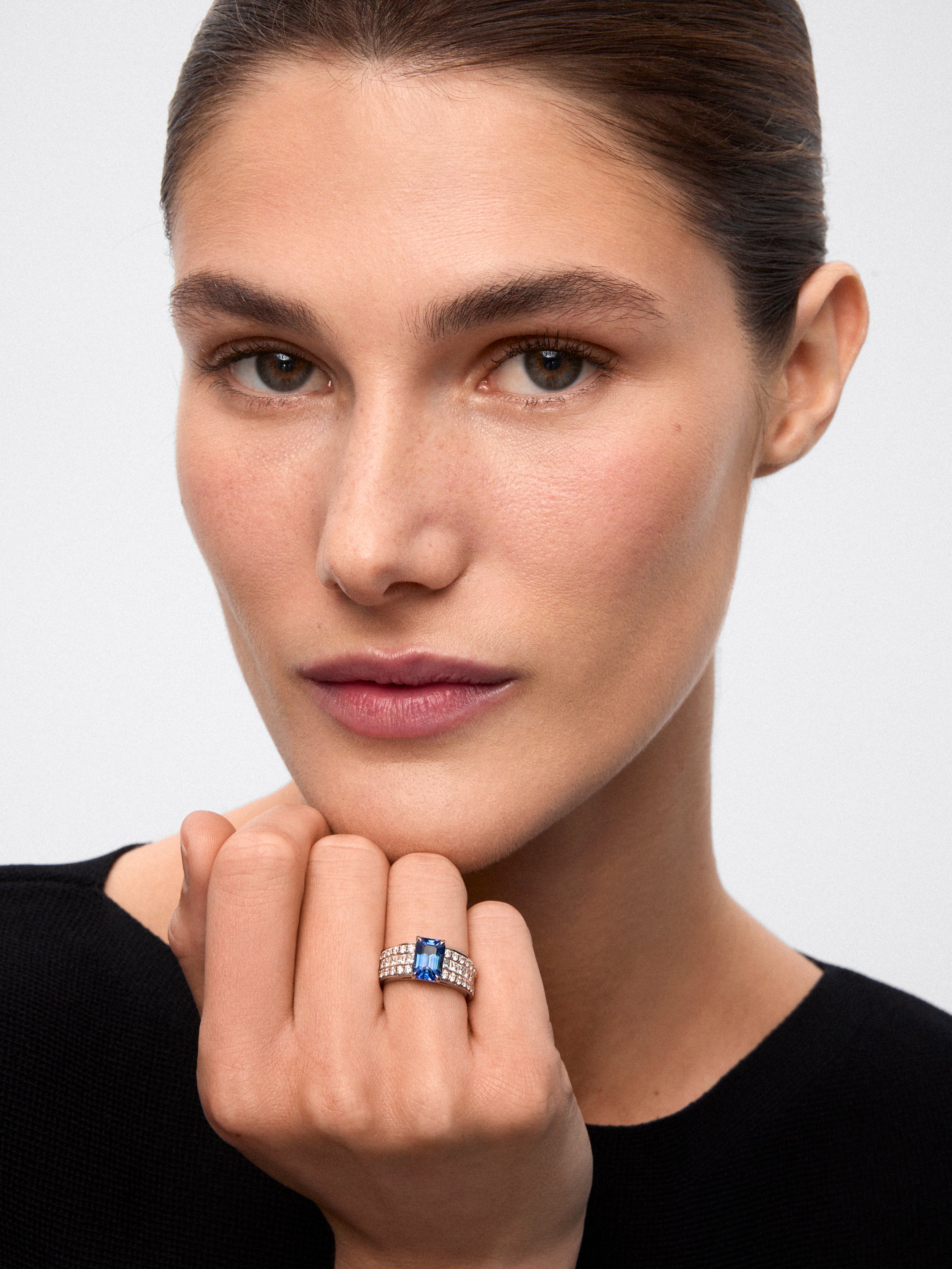 Anillo de oro blanco de 18K con zafiro y diamantes 