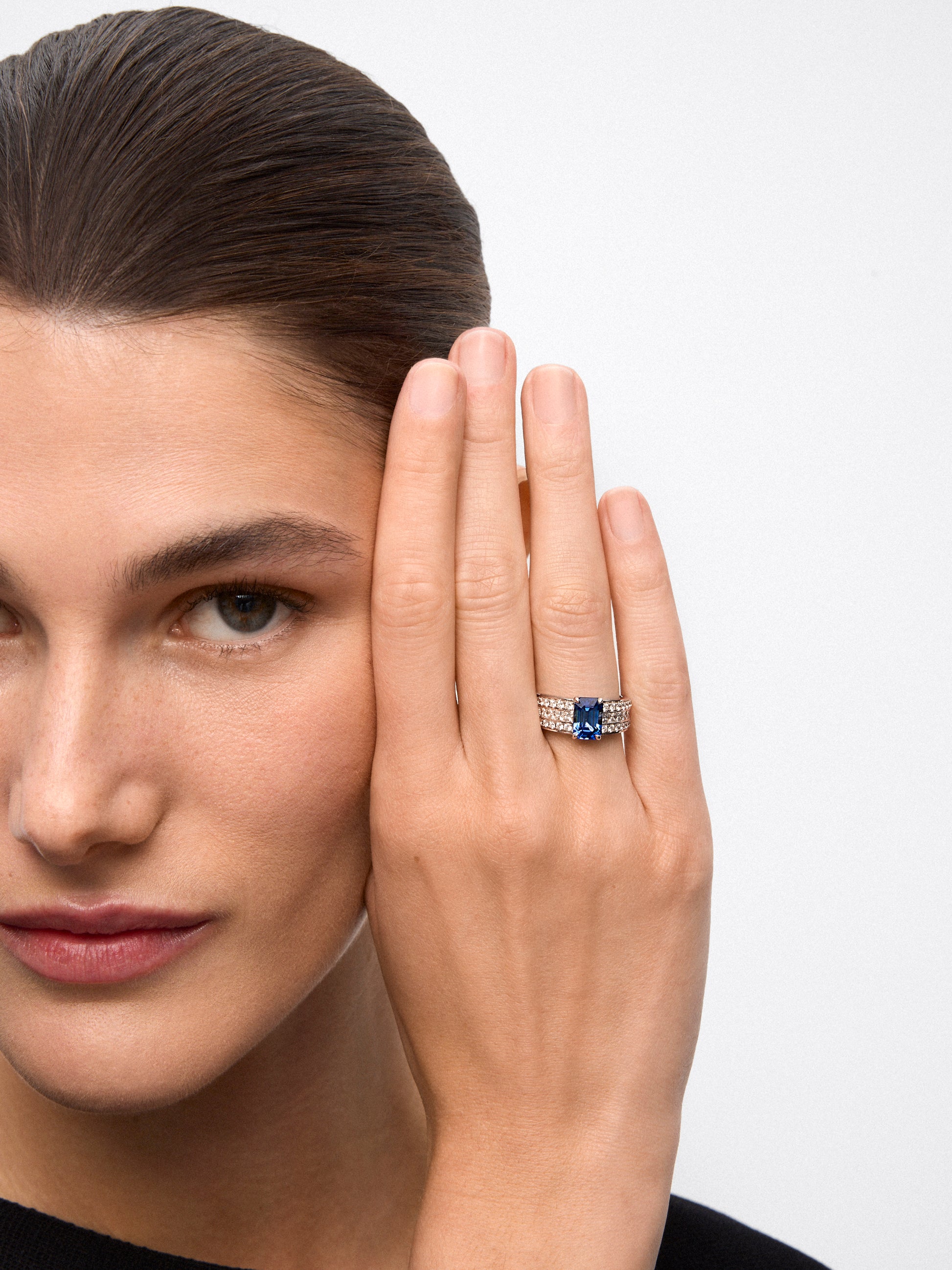 Anillo de oro blanco de 18K con zafiro y diamantes 