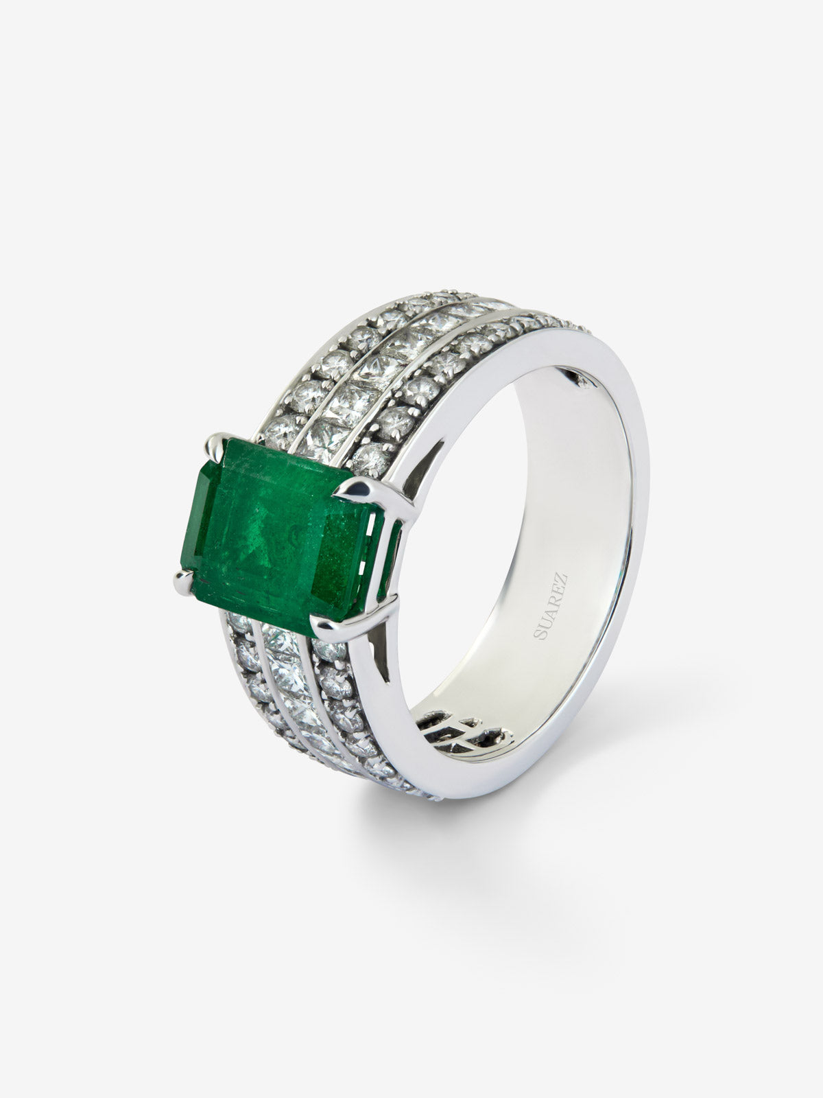 Anillo de oro blanco de 18K con esmeralda en talla octogonal de 3,07 cts, 32 diamantes en talla brillante con un total de 0,72 cts y 18 en talla princesa con un total de 0,78 cts
