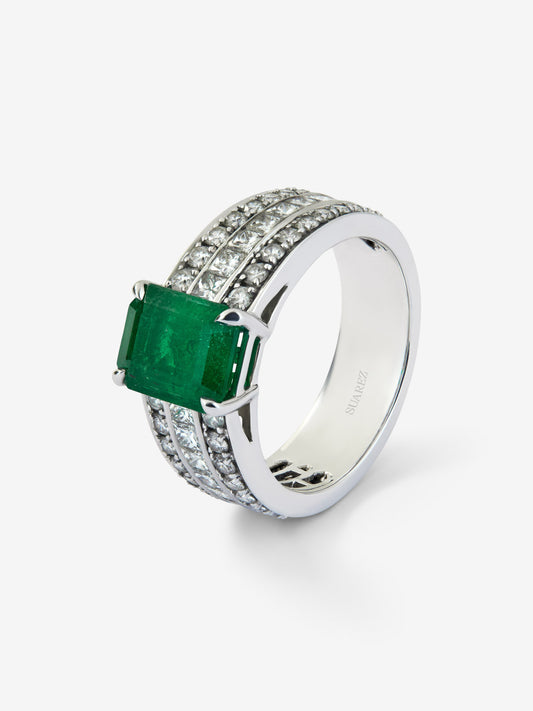 18K white gold ring with octagonal cut emerald of 3.07 cts, 32 brilliant cut diamonds with a total of 0.72 cts and 18 princess cut diamonds with a total of 0.78 cts