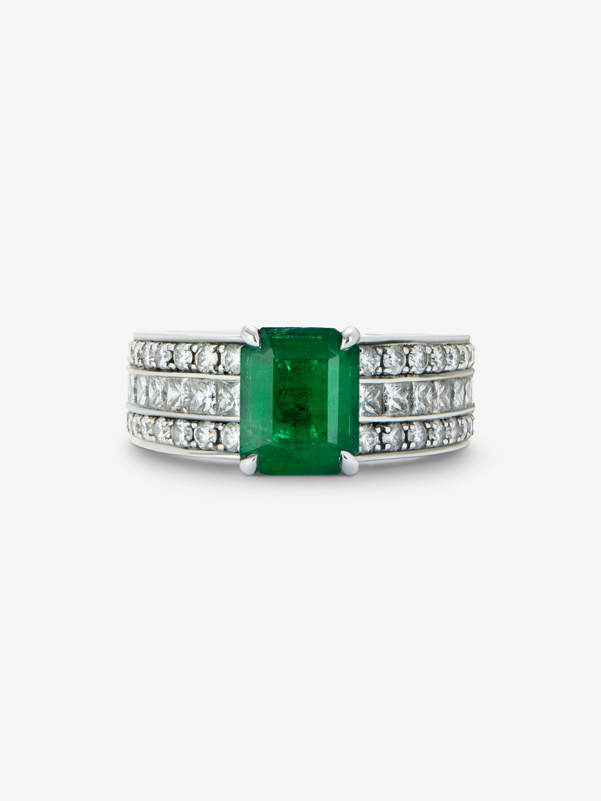 Anillo de oro blanco de 18K con esmeralda en talla octogonal de 3,07 cts, 32 diamantes en talla brillante con un total de 0,72 cts y 18 en talla princesa con un total de 0,78 cts