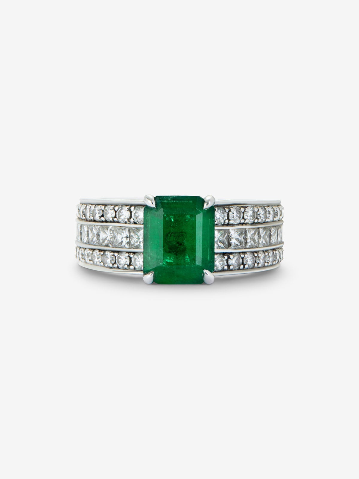 Anillo de oro blanco de 18K con esmeralda en talla octogonal de 3,07 cts, 32 diamantes en talla brillante con un total de 0,72 cts y 18 en talla princesa con un total de 0,78 cts