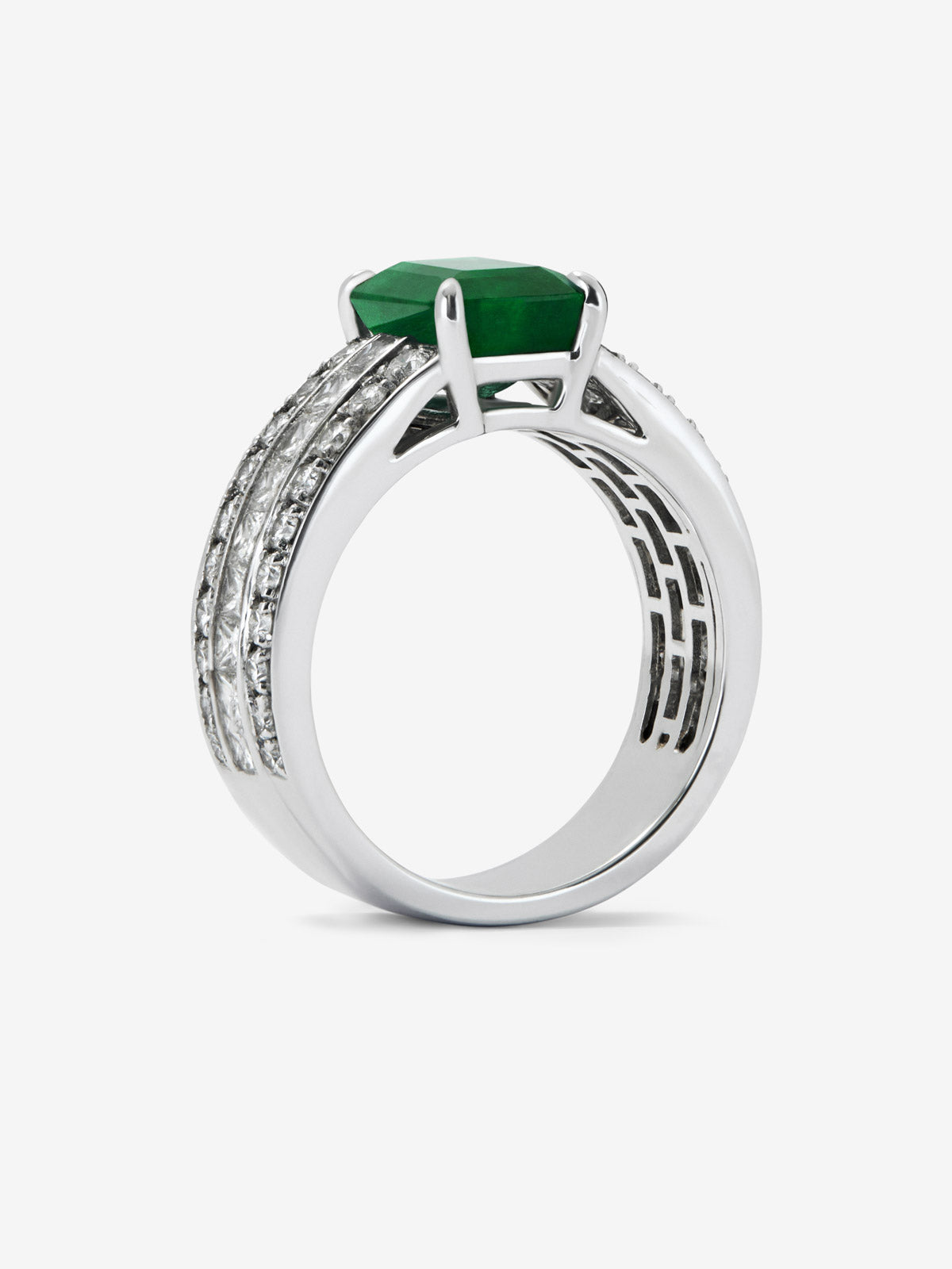 Anillo de oro blanco de 18K con esmeralda en talla octogonal de 3,07 cts, 32 diamantes en talla brillante con un total de 0,72 cts y 18 en talla princesa con un total de 0,78 cts