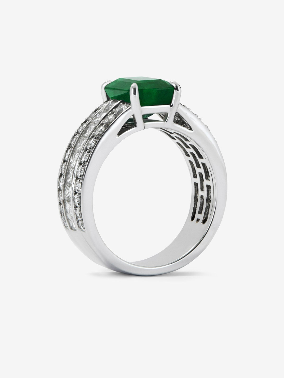 Anillo de oro blanco de 18K con esmeralda en talla octogonal de 3,07 cts, 32 diamantes en talla brillante con un total de 0,72 cts y 18 en talla princesa con un total de 0,78 cts