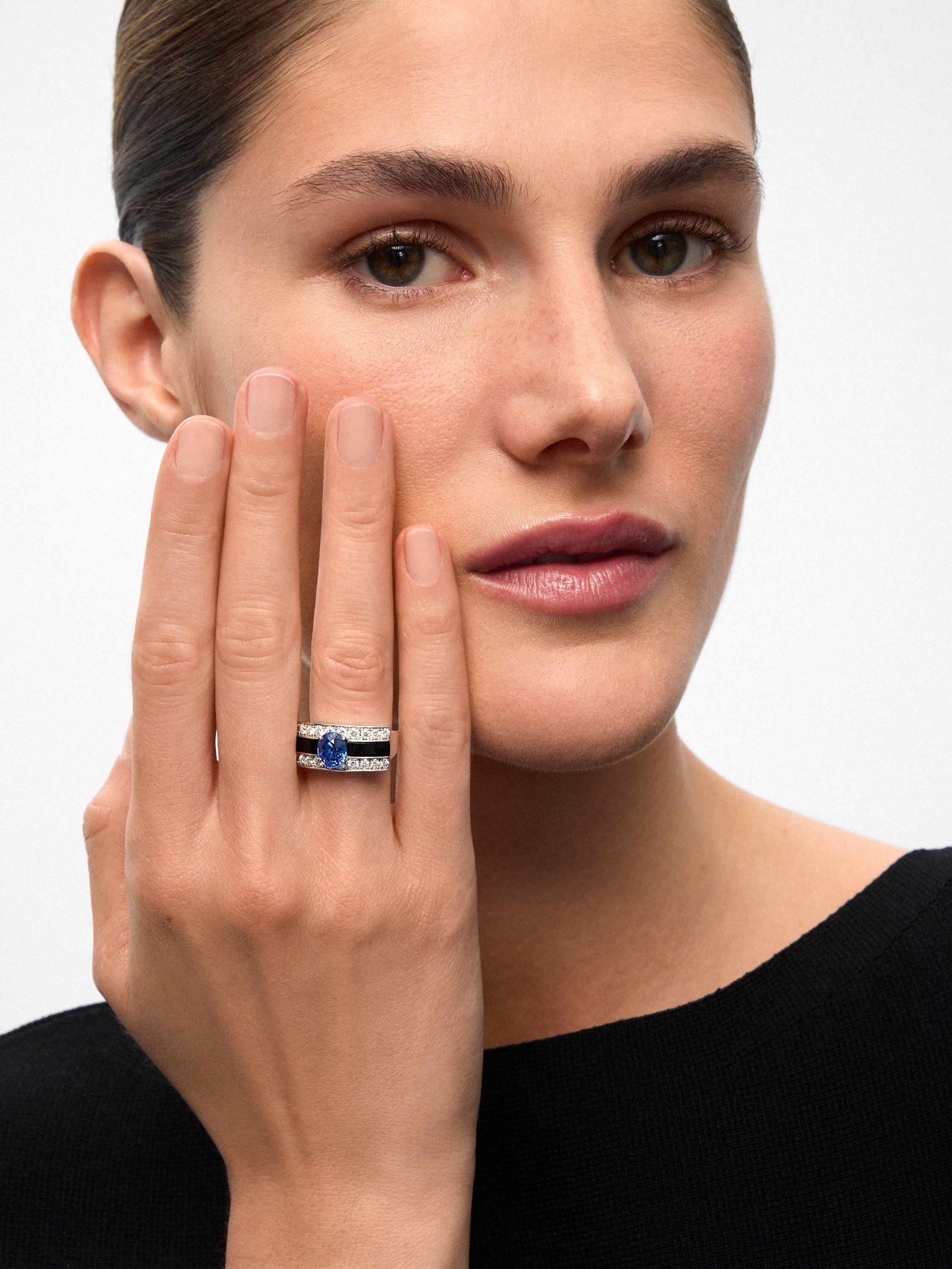 Anillo de Alta Joyería en oro blanco de 18K con zafiro azul royal, ónix negro y diamantes