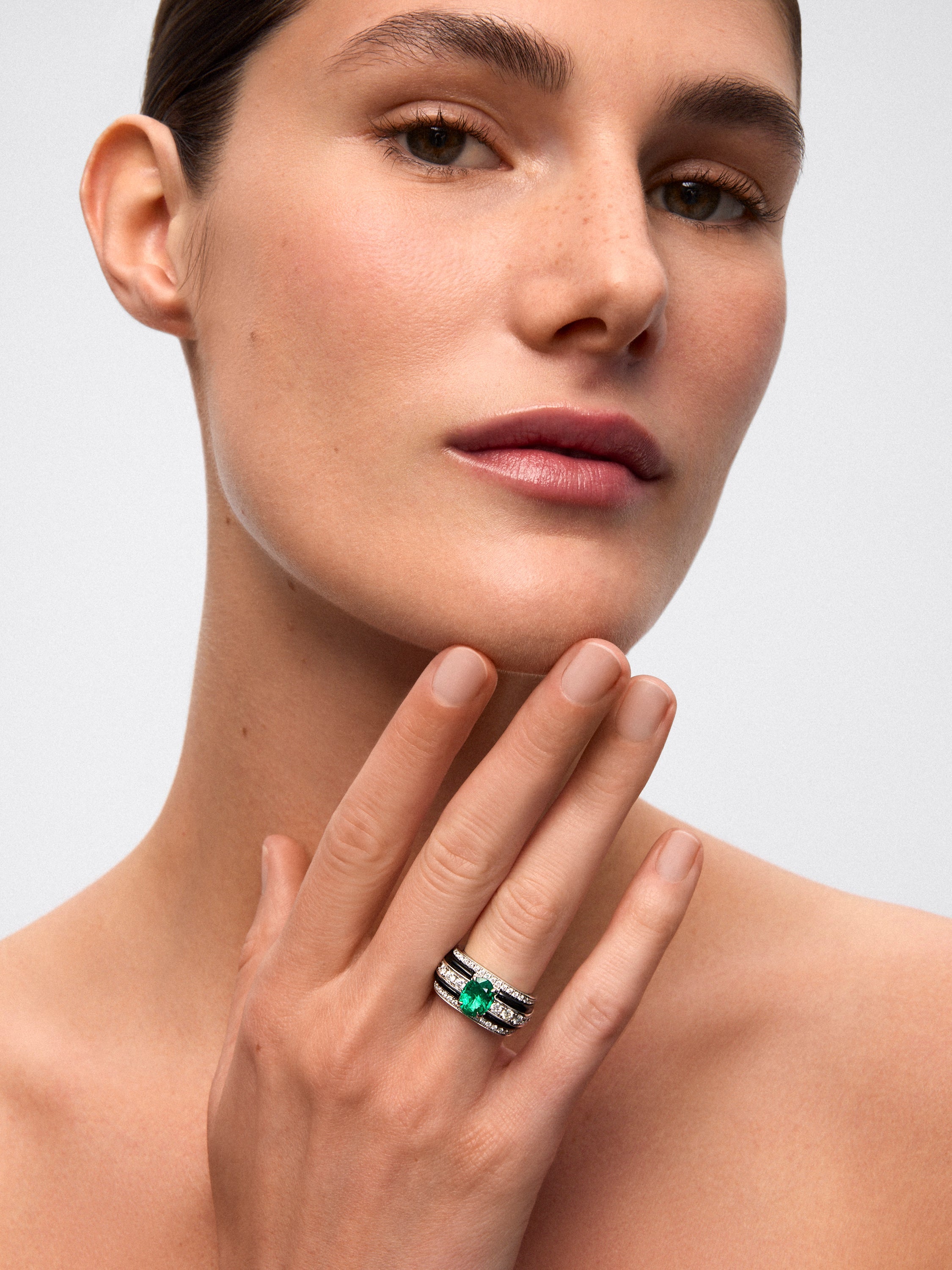Anillo de Alta Joyería en oro blanco de 18K con esmeralda verde, ónix negro y diamantes