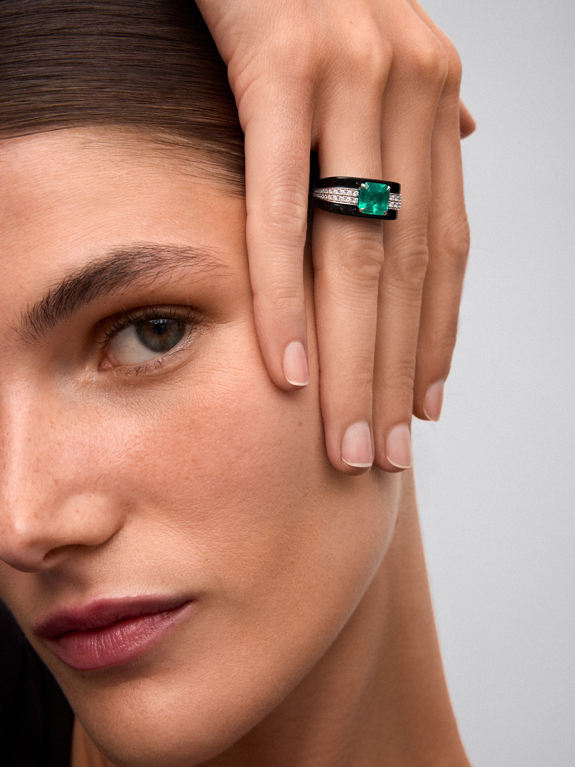 Anillo de Alta Joyería en oro blanco de 18K con esmeralda verde, ónix negro y diamantes
