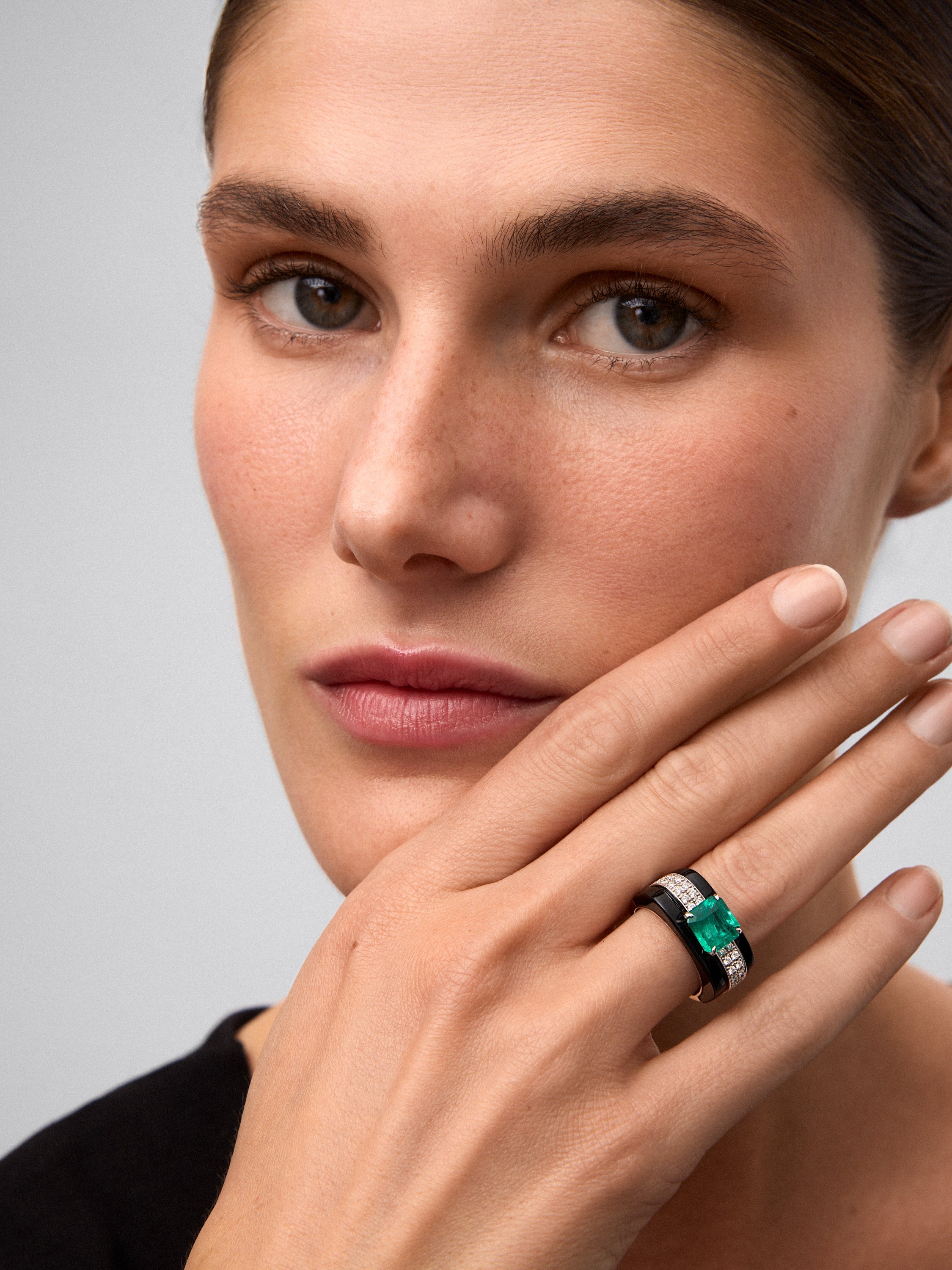 Anillo de Alta Joyería en oro blanco de 18K con esmeralda verde, ónix negro y diamantes