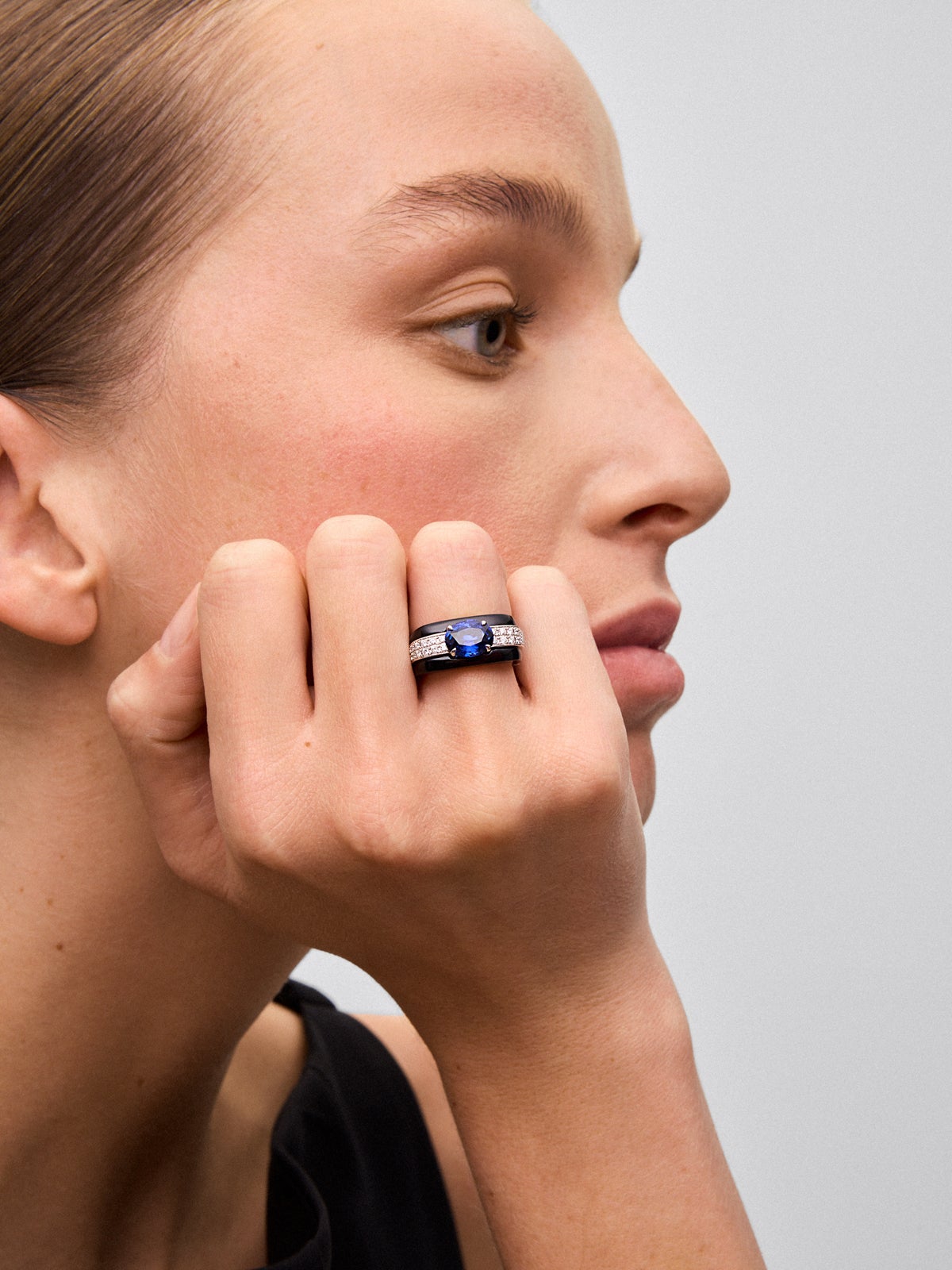 Anillo de Alta Joyería en oro blanco de 18K con zafiro azul royal, ónix negro y diamantes
