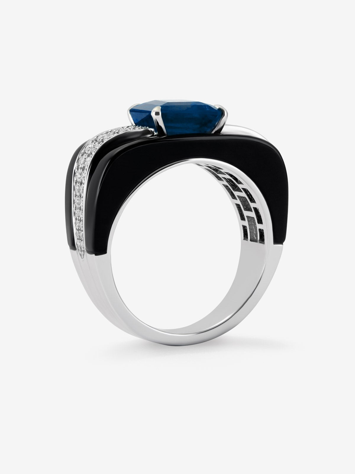 Anillo de Alta Joyería en oro blanco de 18K con zafiro azul royal, ónix negro y diamantes