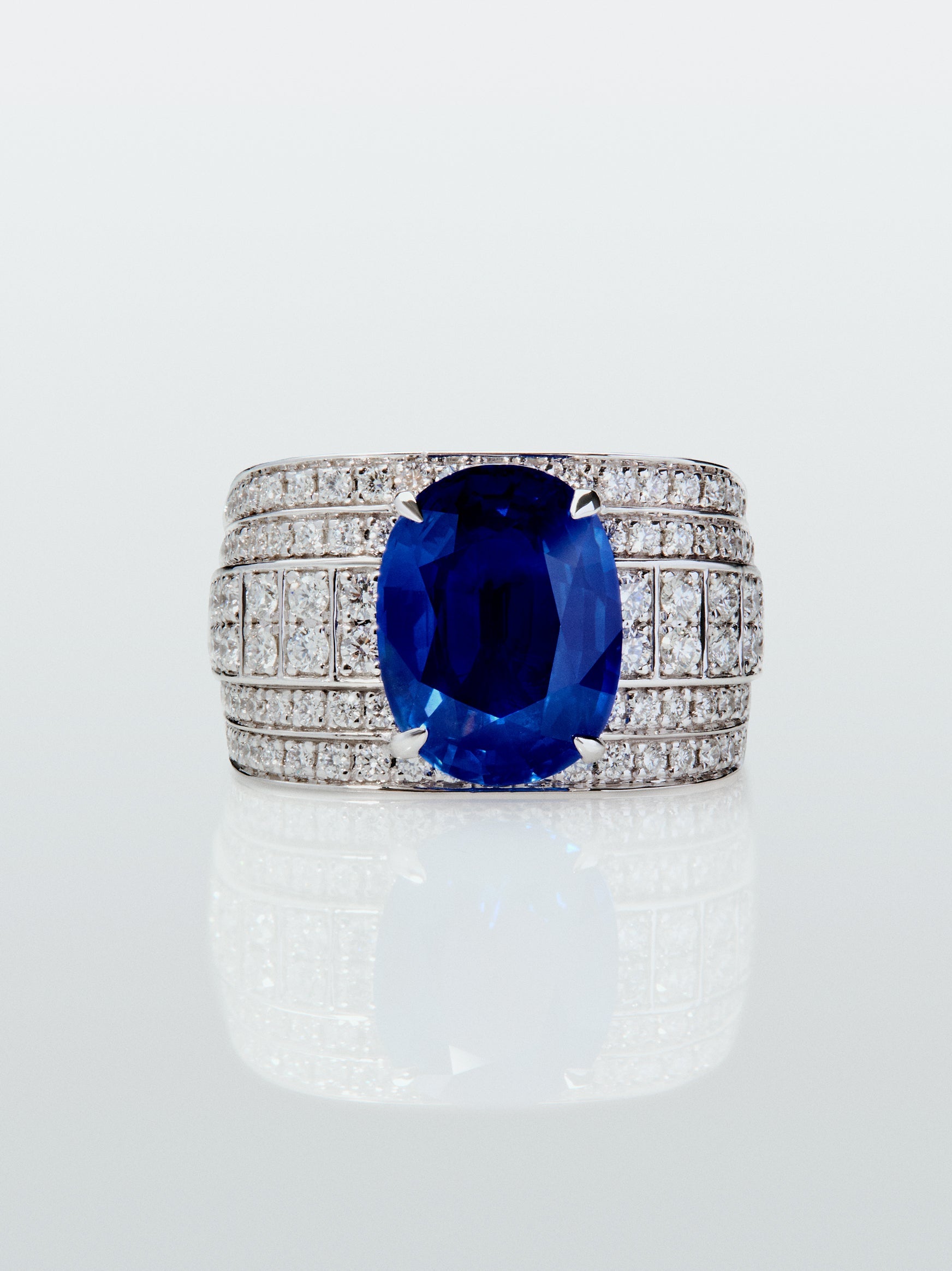 Anillo de oro blanco de 18K con zafiro azul royal en talla oval de 5,515 cts y 190 diamantes en talla brillante con un total de 1,26 cts