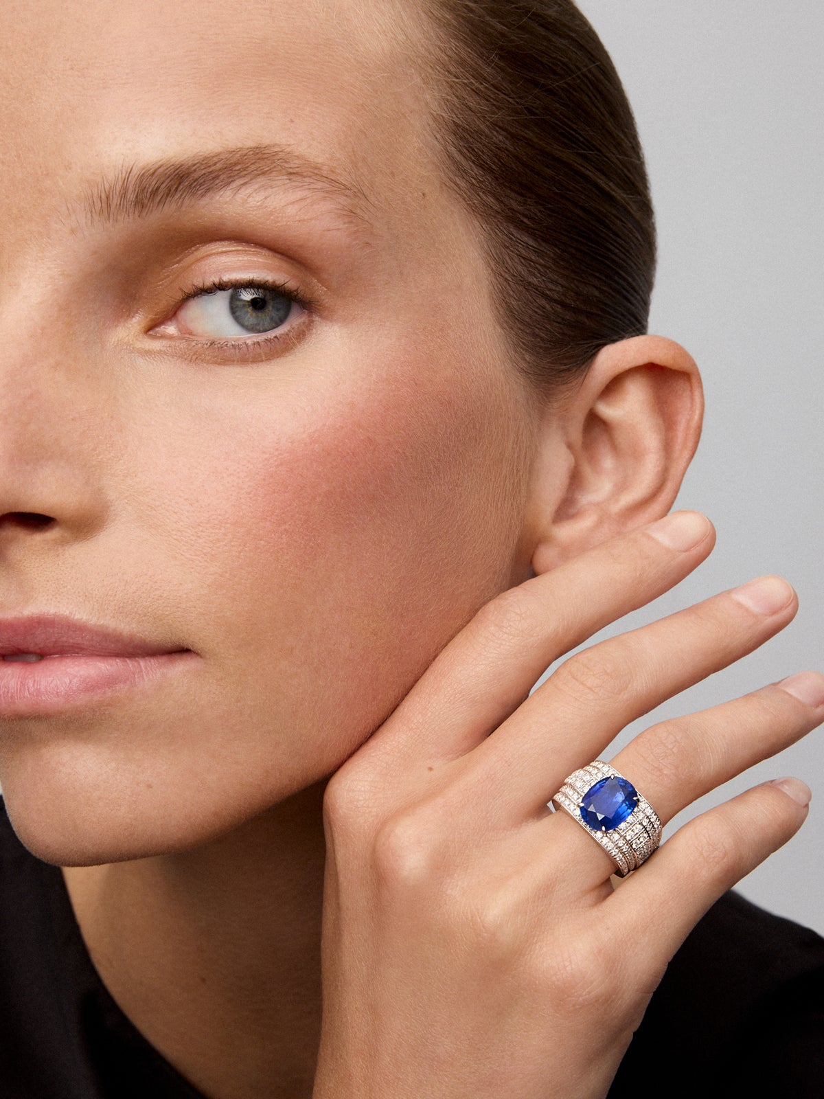 Anillo de oro blanco de 18K con zafiro azul royal en talla oval de 5,515 cts y 190 diamantes en talla brillante con un total de 1,26 cts