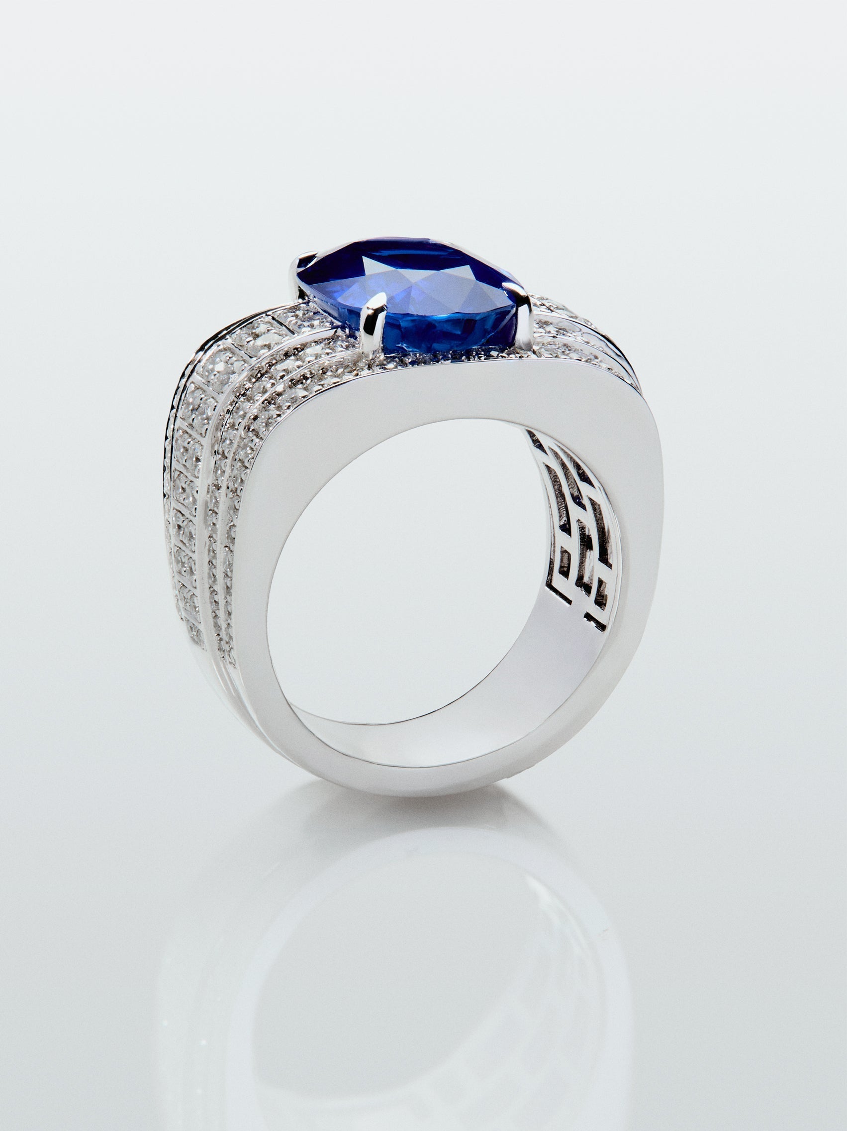 Anillo de oro blanco de 18K con zafiro azul royal en talla oval de 5,515 cts y 190 diamantes en talla brillante con un total de 1,26 cts