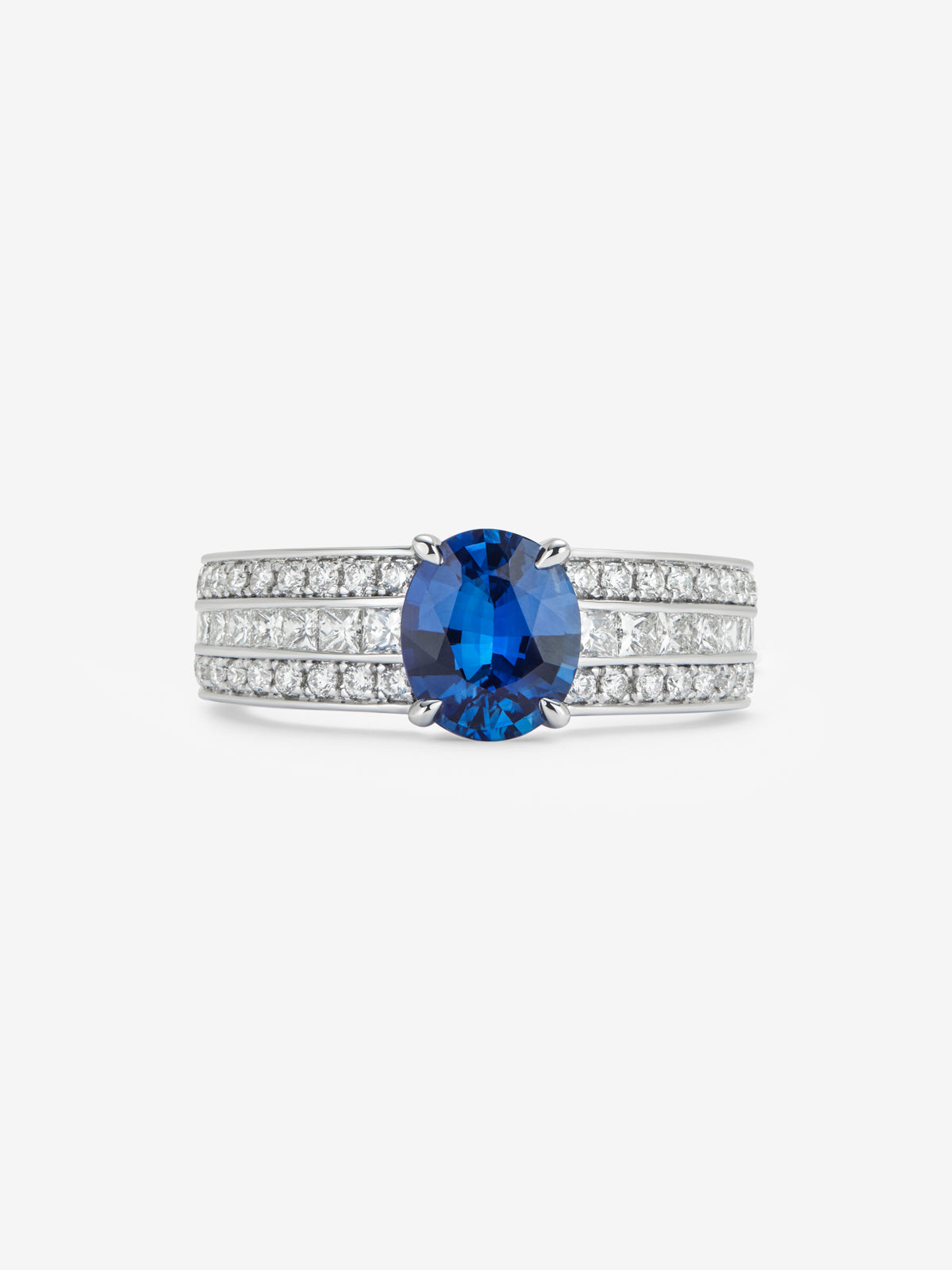 Anillo de oro blanco de 18K con zafiro azul royal en talla oval de 3,75 cts y diamantes en talla brillante y princesa con un total de 1,6 cts 