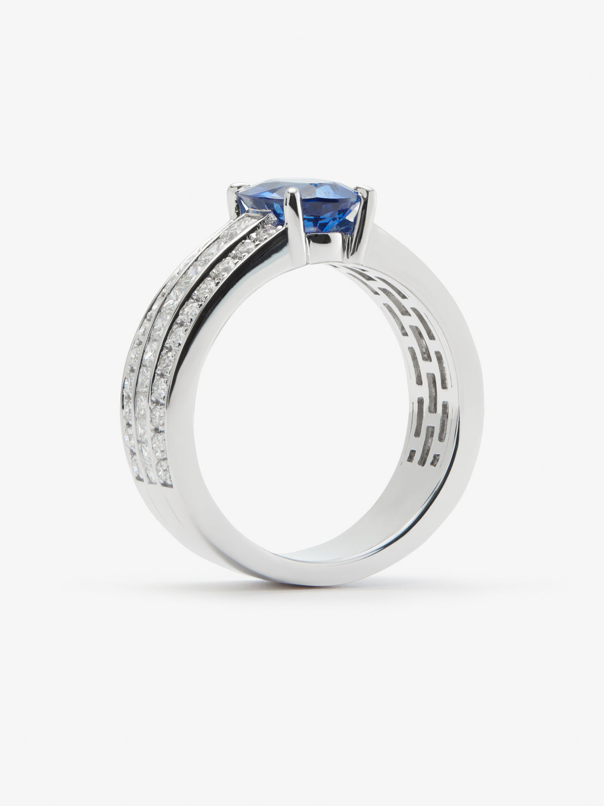 Anillo de oro blanco de 18K con zafiro azul royal en talla oval de 3,75 cts y diamantes en talla brillante y princesa con un total de 1,6 cts 