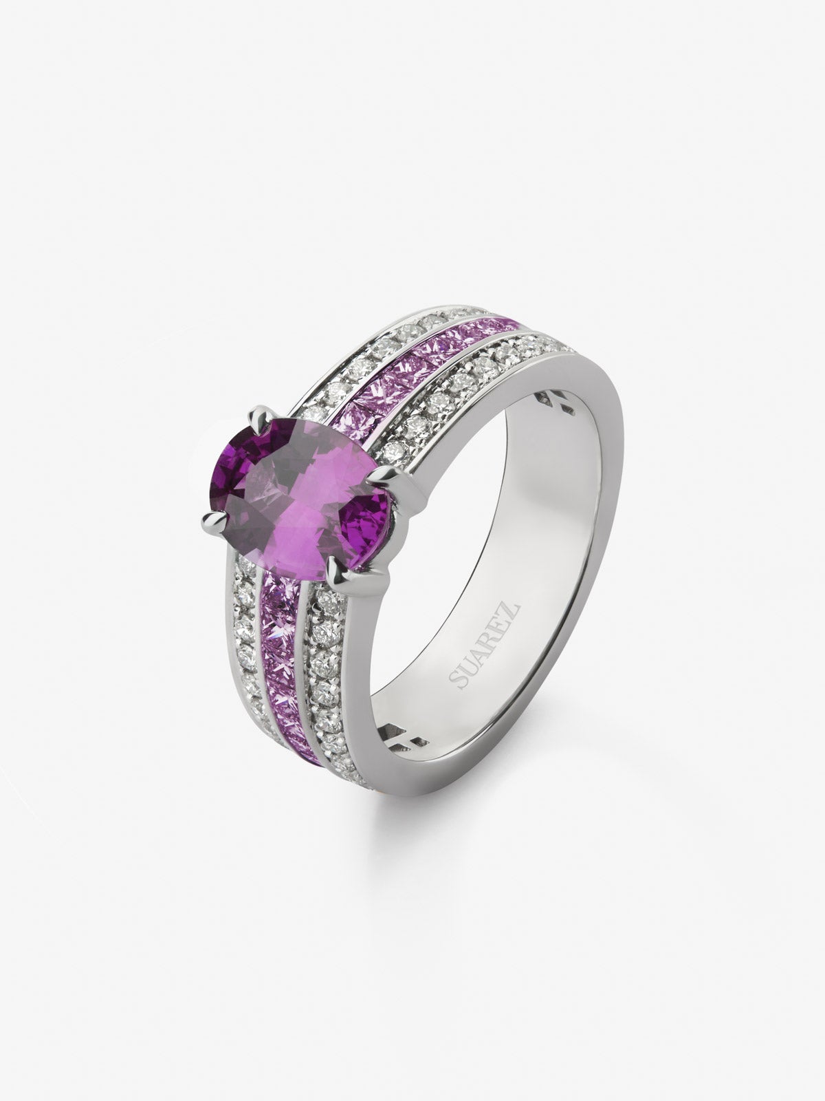Anillo de oro blanco de 18K con zafiro rosa en talla oval de 1,7 cts, 12 zafiros rosas en talla princesa con un total de 2 cts y diamantes en talla brillante con un total de 0,3 cts