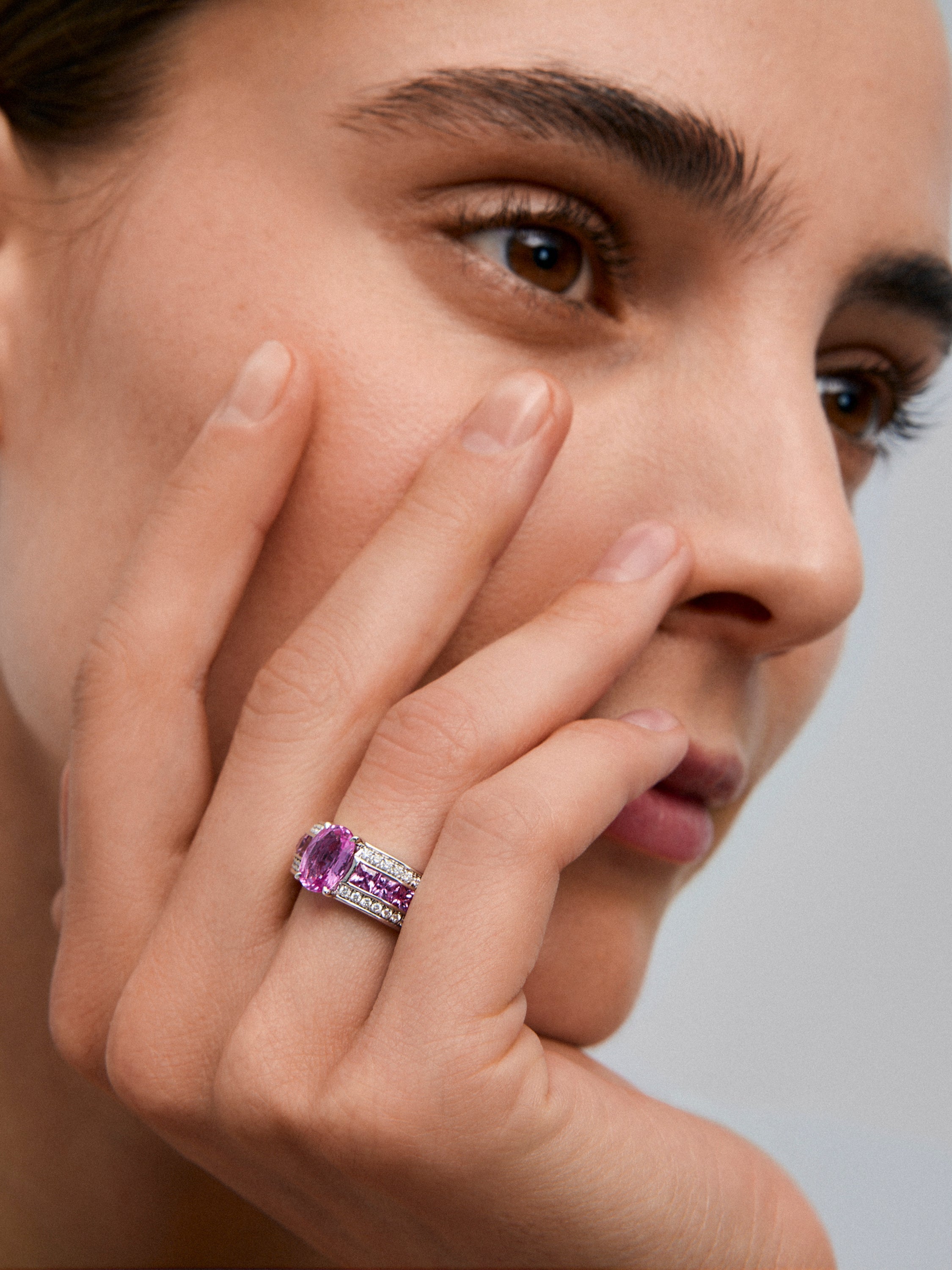 Anillo de oro blanco de 18K con zafiro rosa en talla oval de 1,7 cts, 12 zafiros rosas en talla princesa con un total de 2 cts y diamantes en talla brillante con un total de 0,3 cts