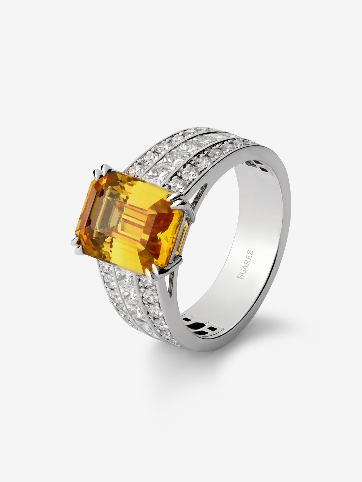 Anillo de oro blanco con zafiro amarillo central y brazo de diamantes