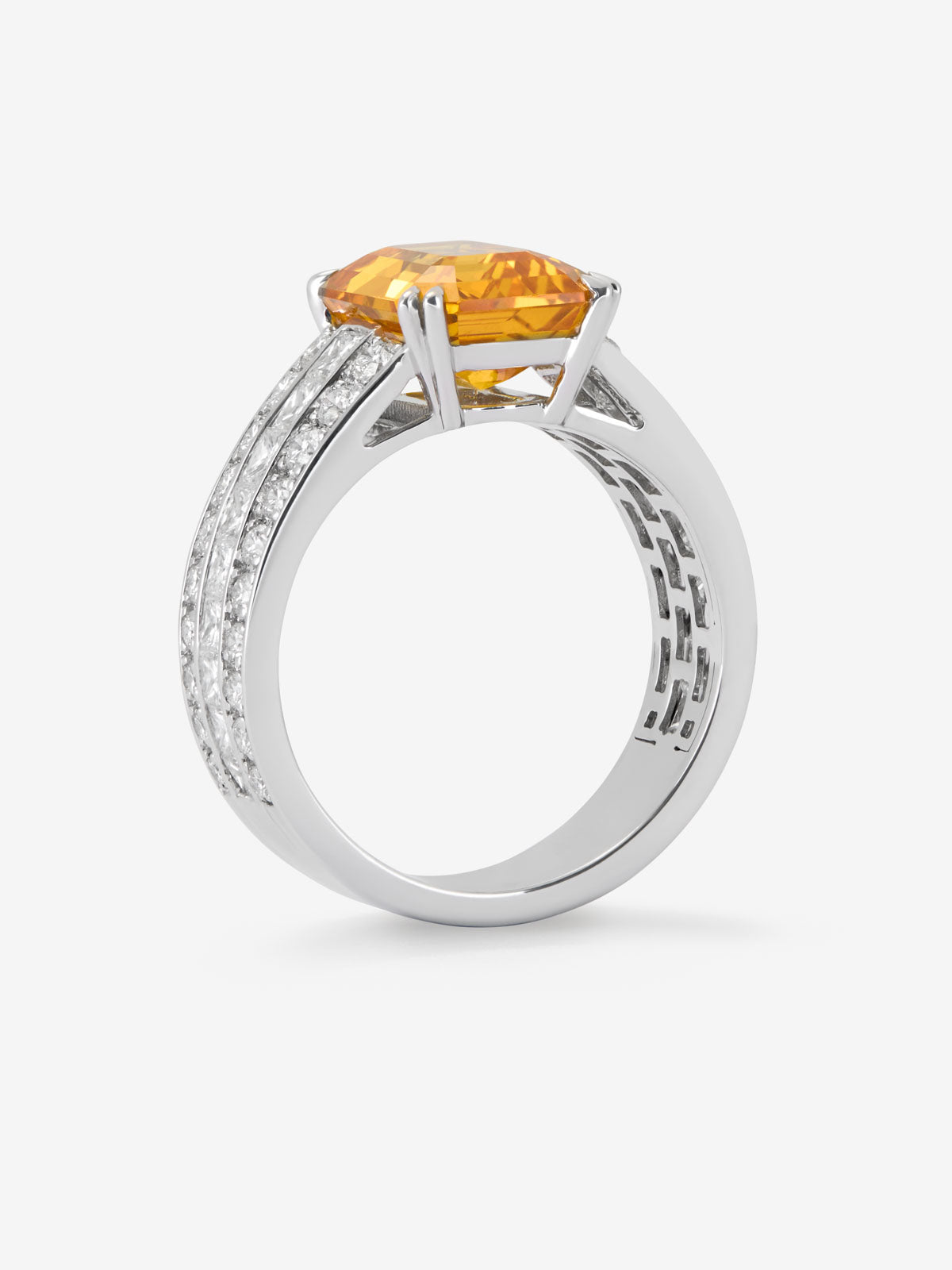 Anillo de oro blanco con zafiro amarillo central y brazo de diamantes