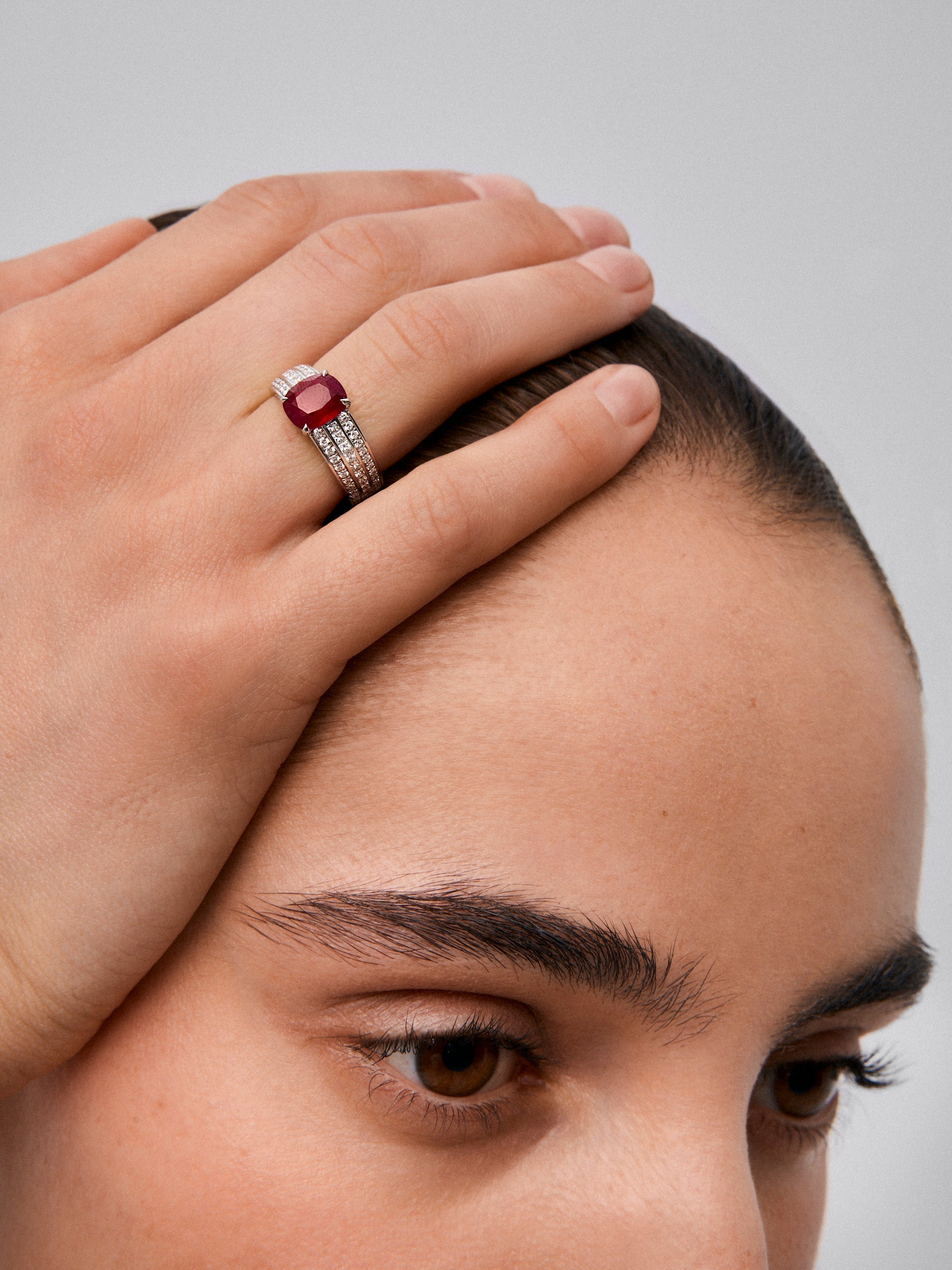 Anillo de Alta Joyería en oro blanco de 18K con rubí sangre de pichón y diamantes