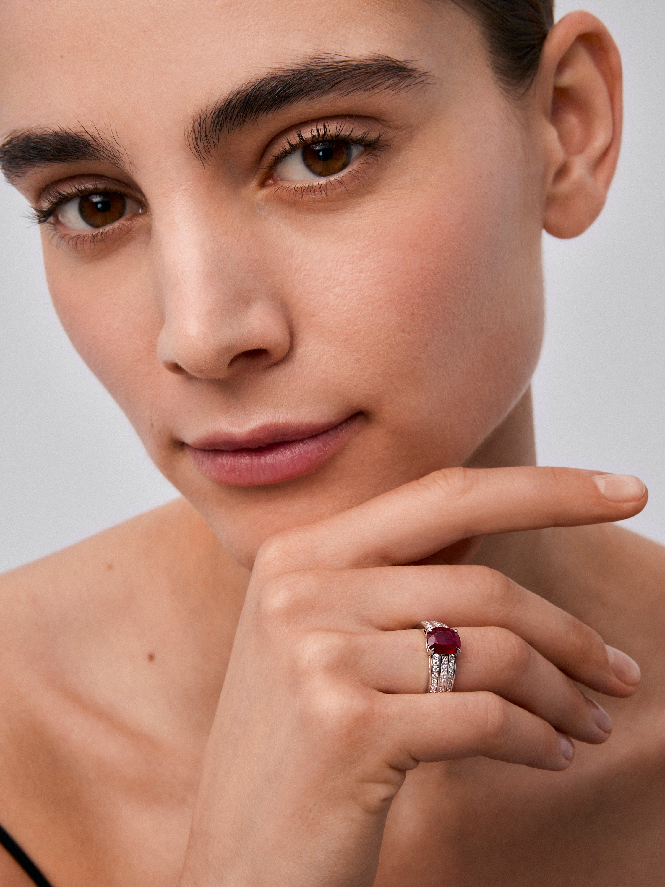 Anillo de Alta Joyería en oro blanco de 18K con rubí sangre de pichón y diamantes