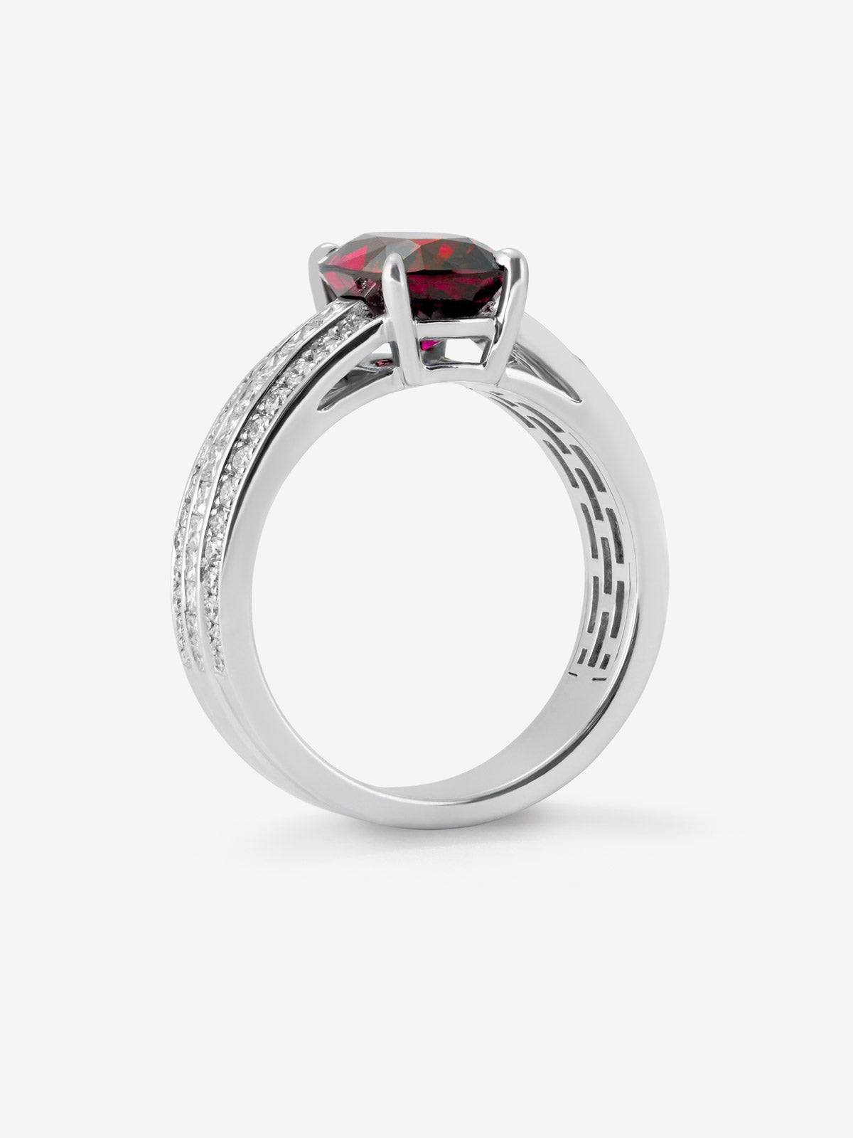 Anillo de Alta Joyería en oro blanco de 18K con rubí sangre de pichón y diamantes