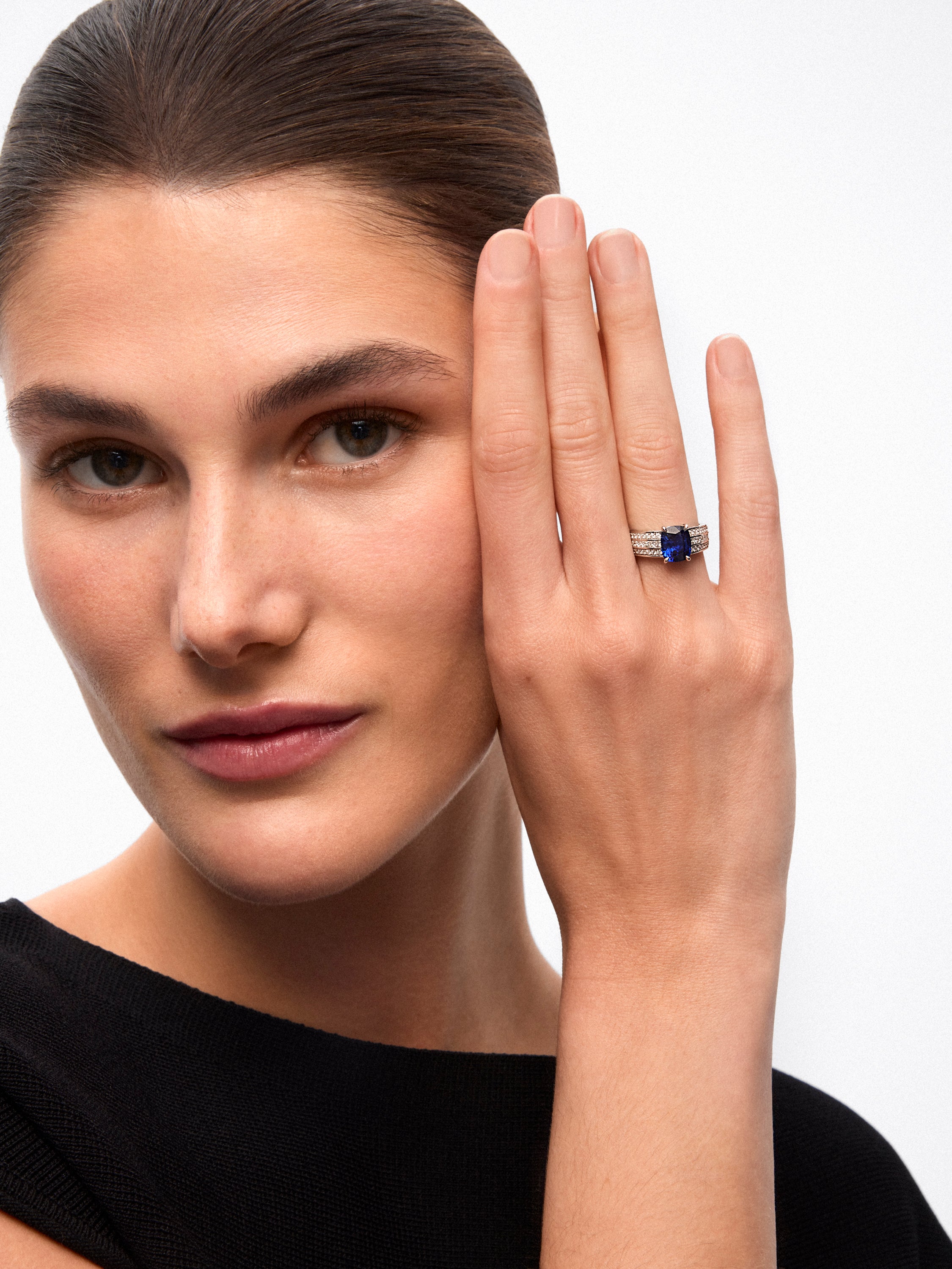 18K white gold ring with cushion-cut royal blue sapphire of 3.217 cts, 50 brilliant-cut diamonds with a total of 1.05 cts and 8 princess-cut diamonds with a total of 0.48 cts