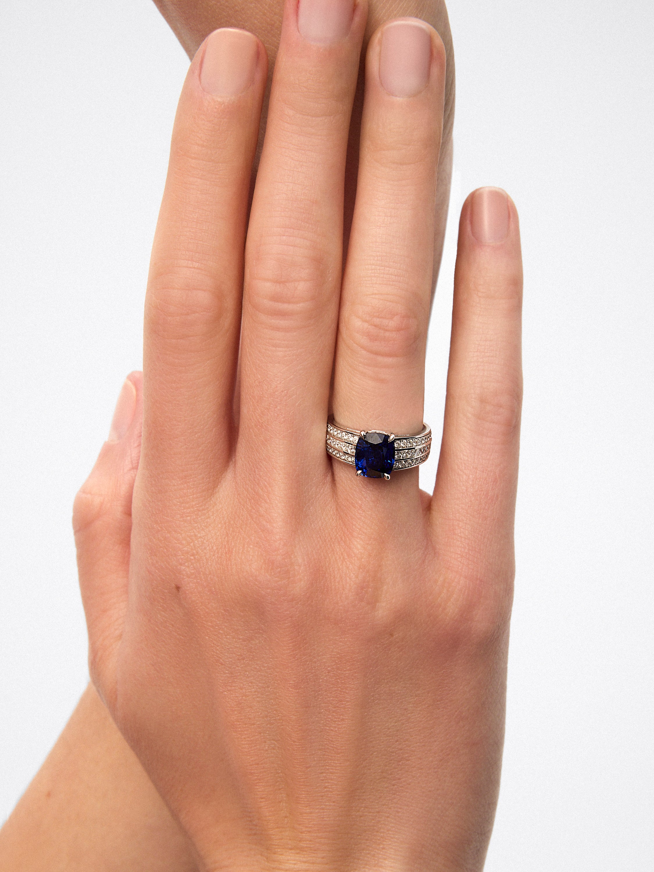 18K white gold ring with cushion-cut royal blue sapphire of 3.217 cts, 50 brilliant-cut diamonds with a total of 1.05 cts and 8 princess-cut diamonds with a total of 0.48 cts
