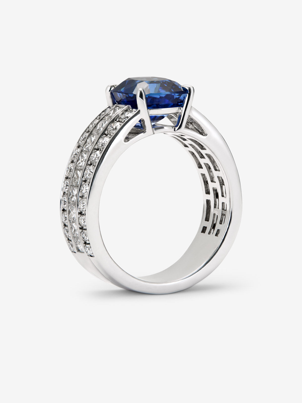 18K white gold ring with cushion-cut royal blue sapphire of 3.217 cts, 50 brilliant-cut diamonds with a total of 1.05 cts and 8 princess-cut diamonds with a total of 0.48 cts