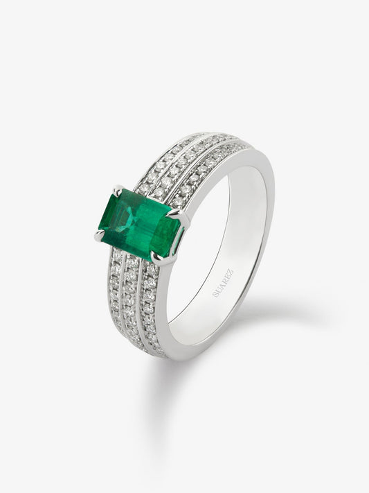 Anillo de oro blanco de 18K con esmeralda en talla octogonal de 1,114 cts y 68 diamantes en talla brillante con un total de 0,37 cts