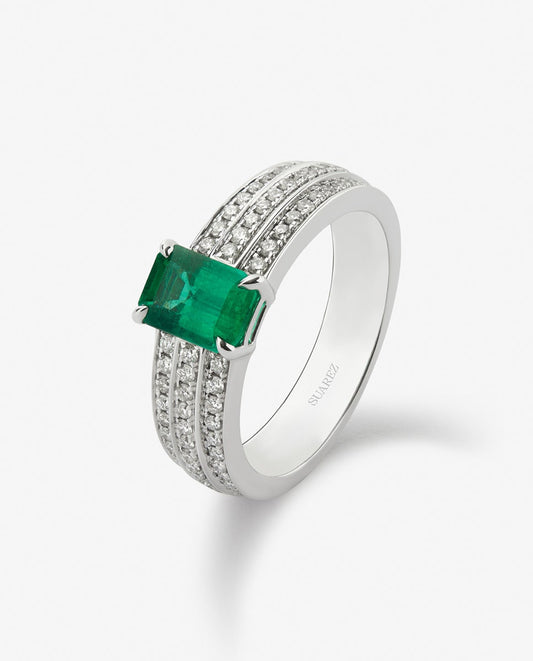 Anillo de oro blanco de 18K con esmeralda en talla octogonal de 1,114 cts y 68 diamantes en talla brillante con un total de 0,37 cts