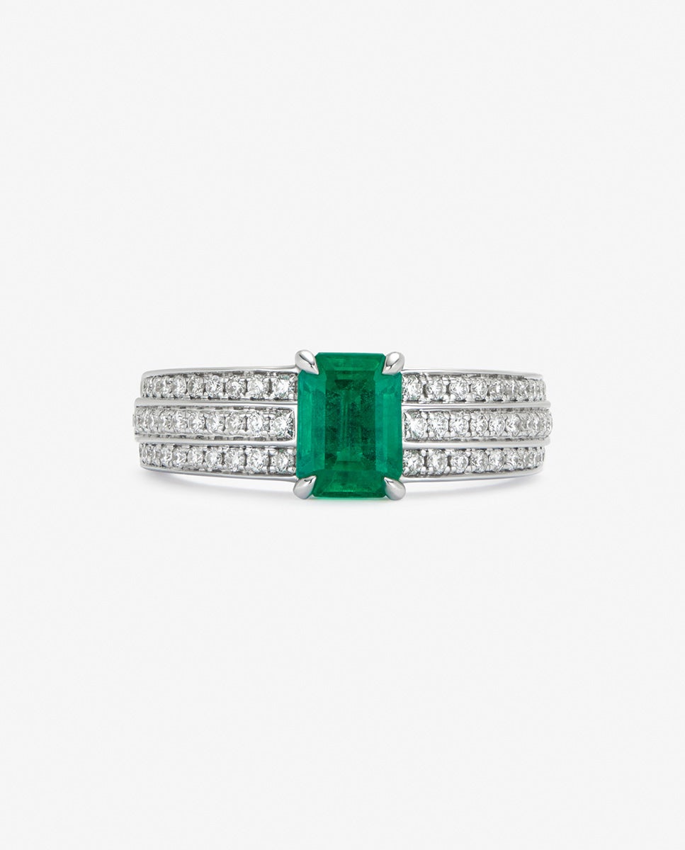 Anillo de oro blanco de 18K con esmeralda en talla octogonal de 1,114 cts y 68 diamantes en talla brillante con un total de 0,37 cts