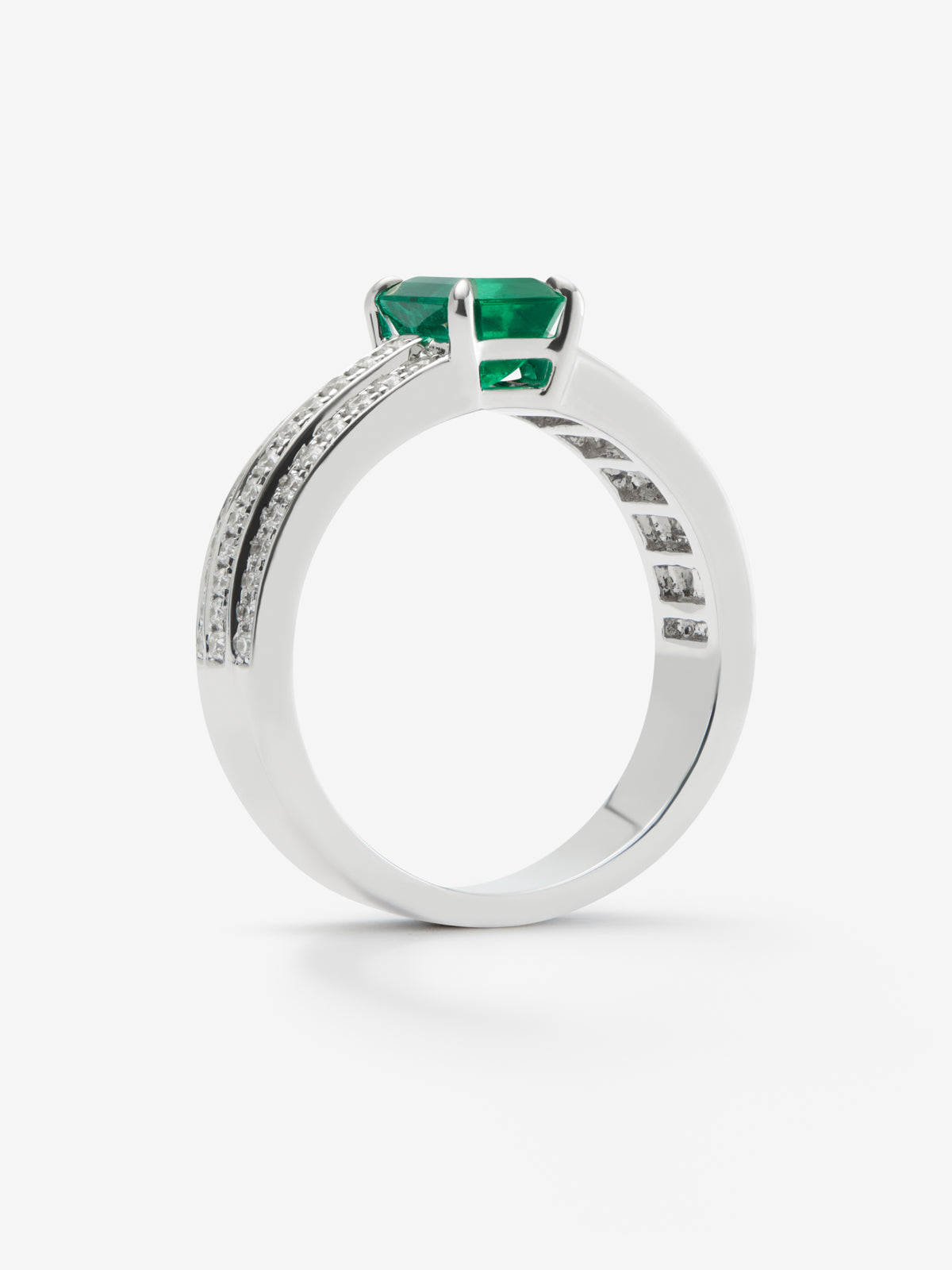18K white gold ring with octagonal cut emerald of 1,114 cts and 68 brilliant cut diamonds with a total of 0.37 cts