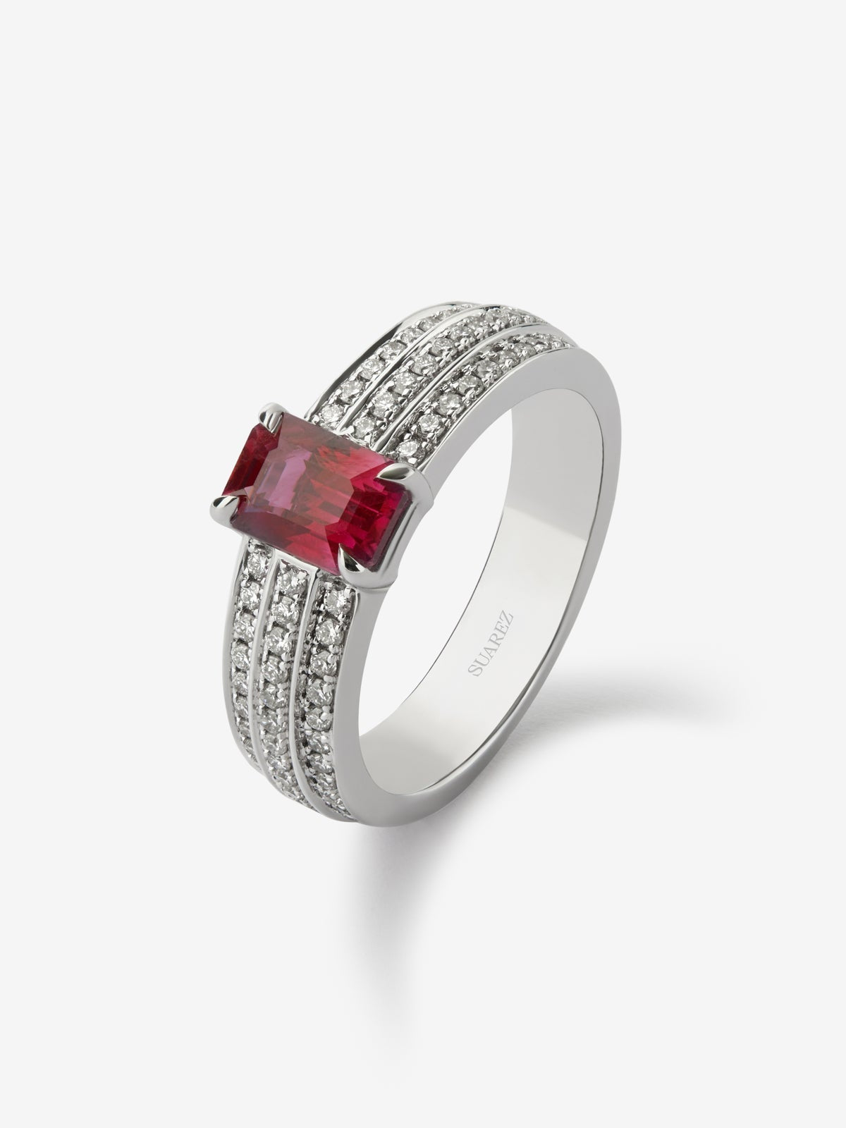 Anillo de oro blanco de 18K con rubí pigeon blood en talla octogonal de 1,169 cts y 68 diamantes en talla brillante con un total de 0,37 cts