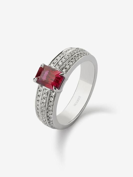 Anillo de oro blanco de 18K con rubí pigeon blood en talla octogonal de 1,169 cts y 68 diamantes en talla brillante con un total de 0,37 cts